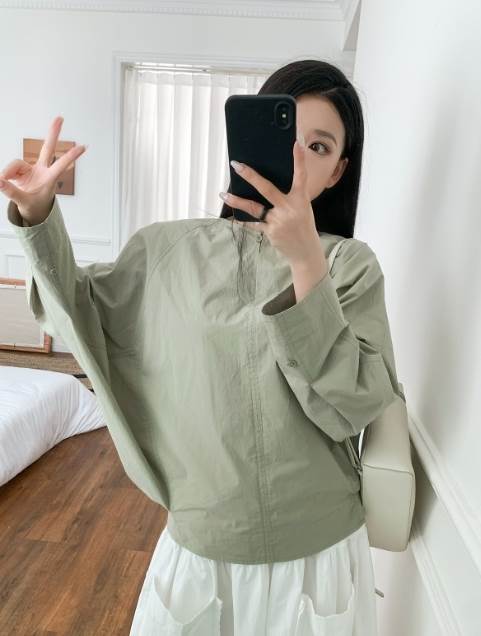 【P2倍&クーポン有】レディース シャツ ブラウス 秋 ミドル丈 普通丈トップス 長袖 二の腕カバー 襟なし ノーカラー デコルテきれい 鎖骨きれい ストレート オーバーサイズ ふっくら ハリ感 カラバリあり グレー カーキグリーン 無地 S M L ゆったり 薄手 リ