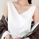 【P2倍&クーポン有】シルクタッチ サテン タンクトップ レディース インナー 春 夏 普通丈トップス 裾イン 袖なし 腕出し Vネック 襟なし ノーカラー デコルテきれい 鎖骨きれい すっきり 肩だし 肌みせ カラバリあり ブラック ライトグレー ホワイト ベージュ(4)