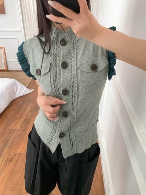 【P2倍&クーポン有】トップス レディース ニット ベスト 秋 ミドル丈 普通丈トップス スタンドカラー ストレート ポケット 前開き フリル 伸縮性 カラバリあり ブルー 青 無地 S M L 薄手 リゾート 旅行 外出 体型カバー 1枚で決まる 重ね着しやすい 普段使い