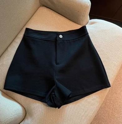 夏の定番アイテムのショートパンツです。ベーシックなカラーリングで、合わせやすいのが嬉しいポイントです。美脚効果も抜群のシルエットで、ヘルシーな印象に見せてくれます。カジュアルからきれいめまで幅広いコーディネートが楽しめます。色展開 ブラック ホワイトサイズ S M Lサイズ(cm)S /ウエスト 62 /パンツ丈 32M /ウエスト 66 /パンツ丈 33L /ウエスト 70 /パンツ丈 34 《商品について》※当ショップは海外からのノーブランド商品になります。海外製品のため日本商品に比べ品質が劣る場合がございます。糸のほつれ、多少の汚れやシミ、ファスナーが固い、デザインの若干の違いなどは不良品には該当しませんのでご了承ください。お手持ちの携帯やPCの画面設定の影響により、実物と色味が異なって見える場合がございます。※当ショップはお客様より注文を確認した上でメーカーに発注しておりますので返品、交換は出来かねます。ご了承下さいませ。《発送について》お取り寄せ商品のため、ご入金確認後、お届けまでに「10-24日程度」のお時間がかかります。通常よりもお時間がかかってしまう場合もございます。欠品や商品の不具合などにより、商品をお届けすることができず、ご注文をキャンセルさせていただく場合もございますのでご了承ください。※当ショップの商品はお取り寄せ商品につき、入金確認後メーカーへ発注させて頂きます。※メーカーにて在庫切れの場合は、速やかに返金させて頂きます。《返品についての特約に関する事項》ご注文確定後、発注後のキャンセルやサイズなどの内容変更は承っておりません。注文時によくご確認ください商品に欠陥がある場合を除き、基本的には返品や交換には応じません。最後までご覧くださり、ありがとうございました。mep03262 パンツ レディース ショートパンツ 夏 ミニ ひざ上 フレア ハイウエスト ファスナー ボタン ブラック 黒 ホワイト 白 無地 S M L 薄手 リゾート 旅行 海 プール ライブ カラオケ 外出 普段使い 日常使い 楽ちん 美脚 脚長 華奢見え 細見え 着痩せ 効果 若見え 定番 着回し 合わせやすい メンズウケ 使いやすい 履きやすい 真夏 涼しい シンプル カジュアル ラフ おしゃれ こなれ感 抜け感 10代 20代 30代 休日 合コン コンパ 飲み会 デート お出かけ#パンツ #ショートパンツ #ミニ #ひざ上 #フレア