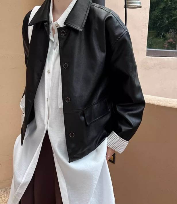 【P2倍&クーポン有】アウター レディース 上着 コート ブルゾン ジャケット シャンパー ステンカラー フェイクレザー 秋 ショート丈 裾短め 長袖 襟付き ストレート ツヤ感 カラバリあり ブラック 黒 ブラウン 茶色 秋カラー 無地 M L ゆったり PU 旅行 外出 体型カ