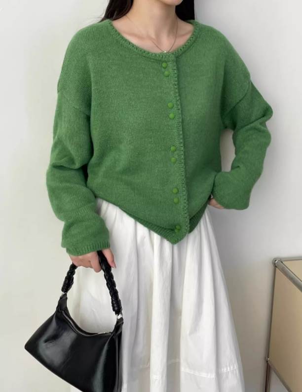 パイピングとボタンのアクセントがお洒落なニットカーディガンです。ドロップショルダーの丸みのあるデザインが、着る人にリラックス感を与え華やかさも引き立てます。適度なボリューム感がありながら、着ぶくれしないシルエットが嬉しいポイントです。ボトムスを選ばないので、コーディネートに取り入れやすいアイテムです。色展開 グリーン ホワイト ブルー グレー ブラックサイズ フリーサイズサイズ(cm)フリーサイズ /バスト 106 /肩幅 52 /袖丈 49 /着丈 55 《商品について》※当ショップは海外からのノーブランド商品になります。海外製品のため日本商品に比べ品質が劣る場合がございます。糸のほつれ、多少の汚れやシミ、ファスナーが固い、デザインの若干の違いなどは不良品には該当しませんのでご了承ください。お手持ちの携帯やPCの画面設定の影響により、実物と色味が異なって見える場合がございます。※当ショップはお客様より注文を確認した上でメーカーに発注しておりますので返品、交換は出来かねます。ご了承下さいませ。《発送について》お取り寄せ商品のため、ご入金確認後、お届けまでに「10-24日程度」のお時間がかかります。通常よりもお時間がかかってしまう場合もございます。欠品や商品の不具合などにより、商品をお届けすることができず、ご注文をキャンセルさせていただく場合もございますのでご了承ください。※当ショップの商品はお取り寄せ商品につき、入金確認後メーカーへ発注させて頂きます。※メーカーにて在庫切れの場合は、速やかに返金させて頂きます。《返品についての特約に関する事項》ご注文確定後、発注後のキャンセルやサイズなどの内容変更は承っておりません。注文時によくご確認ください商品に欠陥がある場合を除き、基本的には返品や交換には応じません。最後までご覧くださり、ありがとうございました。mep03659 トップス レディース ニット カーディガン 秋 普通丈トップス 長袖 ドロップショルダー ラウンドネック ストレート 前開き もこもこ ふっくら 伸縮性 カラバリあり ブラック 黒 グレー 灰色 ホワイト 白 緑 グリーン ブルー 青 無地 フリーサイズ 旅行 外出 体型カバー 重ね着しやすい 普段使い 日常使い 着痩せ 効果 暖かい ベーシック シンプル カジュアル きれいめ フェミニン モダン おしゃれ こなれ感 抜け感 大人可愛い 華やか 爽やか 好感度 10代 20代 30代 40代 50代#トップス #ニット #カーディガン #普通丈トップス #長袖