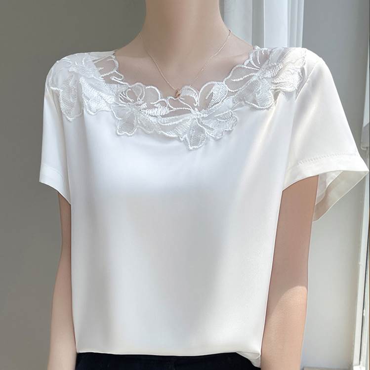 【P2倍&クーポン有】シルクタッチ シャツ ブラウス 普通丈トップス 半袖 Uネック 鎖骨きれい 刺繍 ツヤ感 カラバリあり ブラック ホワイト シャンパンゴールド 無地 M L XL LL 2XL 3L 大きいサイズ オフィス パーティー 式典 ホテル 仕事 高見え 合わせやすい 冠婚葬のサムネイル