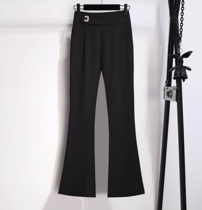 おしゃれで使いやすいブーツカットパンツです！ハイウエストデザインが脚長効果を引き出し、落ち感のあるブラックの生地が上品さを演出します。シンプルな無地デザインは、オフィスシーンから休日のお出かけまで幅広く活躍します！体型カバーが期待でき細見えを実現。様々なトップスと合わせて、こなれ感のあるスタイルを楽しんでください。色展開 ブラックサイズ S M L XL 2XLサイズ(cm)S /パンツ丈 98 /ウエスト 64 /ヒップ 88 /脚口 53M /パンツ丈 98 /ウエスト 68 /ヒップ 92 /脚口 54L /パンツ丈 99 /ウエスト 72 /ヒップ 96 /脚口 55XL /パンツ丈 99 /ウエスト 76 /ヒップ 100 /脚口 562XL /パンツ丈 100 /ウエスト 80 /ヒップ 104 /脚口 57 《商品について》※当ショップは海外からのノーブランド商品になります。海外製品のため日本商品に比べ品質が劣る場合がございます。糸のほつれ、多少の汚れやシミ、ファスナーが固い、デザインの若干の違いなどは不良品には該当しませんのでご了承ください。お手持ちの携帯やPCの画面設定の影響により、実物と色味が異なって見える場合がございます。※当ショップはお客様より注文を確認した上でメーカーに発注しておりますので返品、交換は出来かねます。ご了承下さいませ。《発送について》お取り寄せ商品のため、ご入金確認後、お届けまでに「10-24日程度」のお時間がかかります。通常よりもお時間がかかってしまう場合もございます。欠品や商品の不具合などにより、商品をお届けすることができず、ご注文をキャンセルさせていただく場合もございますのでご了承ください。※当ショップの商品はお取り寄せ商品につき、入金確認後メーカーへ発注させて頂きます。※メーカーにて在庫切れの場合は、速やかに返金させて頂きます。《返品についての特約に関する事項》ご注文確定後、発注後のキャンセルやサイズなどの内容変更は承っておりません。注文時によくご確認ください商品に欠陥がある場合を除き、基本的には返品や交換には応じません。最後までご覧くださり、ありがとうございました。mep03754 ボトムス パンツ レディース ブーツカット 秋 フレア ハイウエスト 落ち感 ハリ感 ブラック 黒 無地 S M L XL LL 2XL 3L オフィス 職場 仕事 体型カバー 美脚 脚長 華奢見え 細見え 高見え 着回し 合わせやすい 使いやすい 履きやすい 食事会 お宅訪問 ご挨拶 ベーシック シンプル カジュアル きれいめ クラシカル レトロ モダン かっこいい おしゃれ こなれ感 抜け感 爽やか 好感度 20代 30代 40代 50代 休日 お出かけ#ボトムス #パンツ #ブーツカット #フレア #ハイウエスト