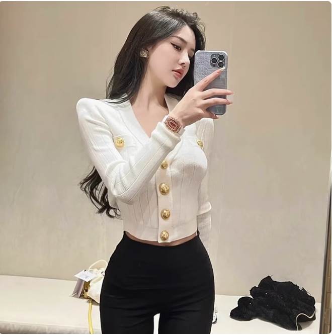 【P2倍&クーポン有】カーディガン ショート丈 短丈トップス タイト 前開き すっきり ボタン 肩パッド トップス ニット 白トップス 春 秋 冬 裾短め 長袖 Vネック デコルテきれい 鎖骨きれい スリム ブラック 黒 ホワイト 白 薄手 オフィス 学校 大学 職場 バイト