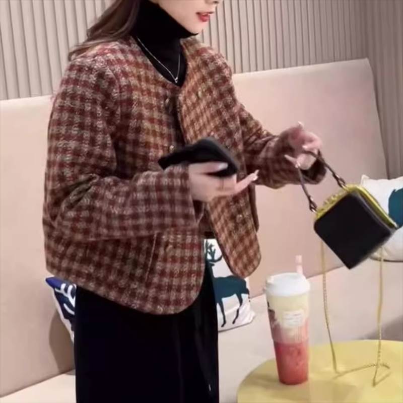 チェック ノーカラー ジャケット 上着 秋 冬 ショート丈 裾短め 長袖 襟なし 前開き ポケット ボタン ブラウン 茶色 秋カラー アースカラー チェック柄 サイズ豊富 S M L XL LL オフィス 大学 ホテル レストラン 外出 日常使い 若見え 高見え コーディネートしやすい
