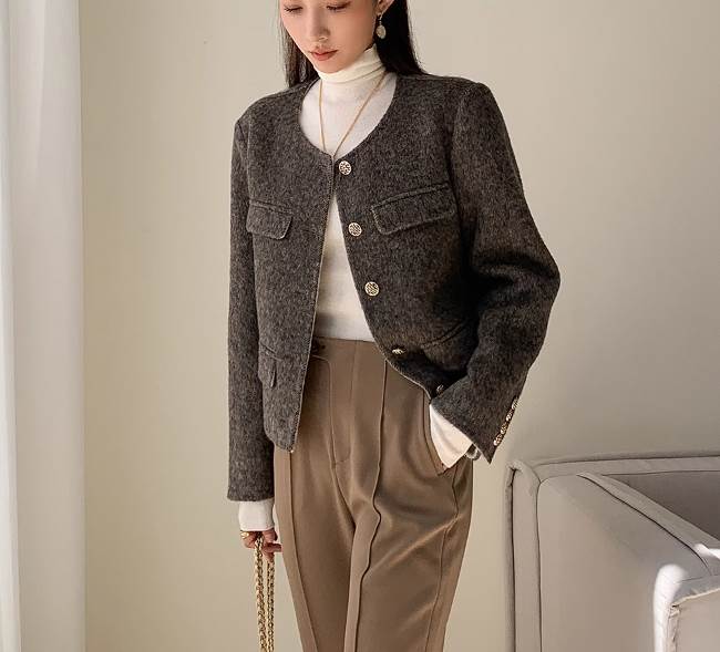 Wool - 【P2倍&クーポン有】 レディース トップス ジャケット ショート コート 襟なし 大人可愛い かっこいい ウール 長袖 レトロ きれいめ ポケット ラウンドネック ストレート シンプル おしゃれ ハーフ アウター ノーカラージャケット 上品 前開き ボタン 上着