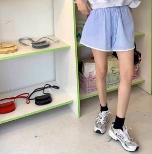 【P2倍&クーポン有】 レディース パンツ ボトムス フレア ショートパンツ ドロスト おしゃれ ラブリー ショート フェミニン ハイウエスト レトロ かわいい シンプル 裾レース ワイド ガーリー ウエストゴム ルームウェア ラフ こなれ感 カジュアル ミニ