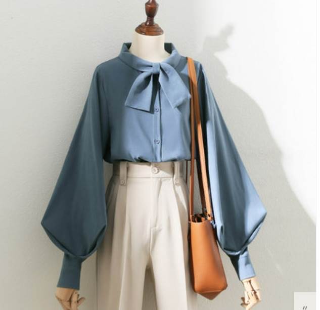 とろみ感のある、きれい目なブラウスです。きれいなフォグブルーと3色展開。レトロランタンスリーブでおしゃれにまとまります。色展開 フォグブルー ベージュ ブラックサイズ S M L XLサイズ(cm)M /肩幅 37 /バスト 90 /着丈 63 /袖丈 59L /肩幅 38 /バスト 94 /着丈 64 /袖丈 60XL /肩幅 39 /バスト 98 /着丈 65 /袖丈 61XXL /肩幅 40 /バスト 102 /着丈 66 /袖丈 62《商品について》※当ショップは海外からのノーブランド商品になります。海外製品のため日本商品に比べ品質が劣る場合がございます。糸のほつれ、多少の汚れやシミ、ファスナーが固い、デザインの若干の違いなどは不良品には該当しませんのでご了承ください。お手持ちの携帯やPCの画面設定の影響により、実物と色味が異なって見える場合がございます。※当ショップはお客様より注文を確認した上でメーカーに発注しておりますので返品、交換は出来かねます。ご了承下さいませ。《発送について》お取り寄せ商品のため、ご入金確認後、お届けまでに「10-24日程度」のお時間がかかります。通常よりもお時間がかかってしまう場合もございます。欠品や商品の不具合などにより、商品をお届けすることができず、ご注文をキャンセルさせていただく場合もございますのでご了承ください。※当ショップの商品はお取り寄せ商品につき、入金確認後メーカーへ発注させて頂きます。※メーカーにて在庫切れの場合は、速やかに返金させて頂きます。《返品についての特約に関する事項》ご注文確定後、発注後のキャンセルやサイズなどの内容変更は承っておりません。注文時によくご確認ください商品に欠陥がある場合を除き、基本的には返品や交換には応じません。最後までご覧くださり、ありがとうございました。OW10062 《商品について》 ※当ショップは海外からのノーブランド商品になります。 海外製品のため日本商品に比べ品質が劣る場合がございます。 糸のほつれ、多少の汚れやシミ、ファスナーが固い、デザインの若干の違いなどは不良品には該当しませんのでご了承ください。 お手持ちの携帯やPCの画面設定の影響により、実物と色味が異なって見える場合がございます。 ※当ショップはお客様より注文を確認した上でメーカーに発注しておりますので返品、交換は出来かねます。ご了承下さいませ。 《発送について》 お取り寄せ商品のため、ご入金確認後、お届けまでに「10-24日程度」のお時間がかかります。 通常よりもお時間がかかってしまう場合もございます。 欠品や商品の不具合などにより、商品をお届けすることができず、ご注文をキャンセルさせていただく場合もございますのでご了承ください。 ※当ショップの商品はお取り寄せ商品につき、入金確認後メーカーへ発注させて頂きます。 ※メーカーにて在庫切れの場合は、速やかに返金させて頂きます。 《返品についての特約に関する事項》 ご注文確定後、発注後のキャンセルやサイズなどの内容変更は承っておりません。 注文時によくご確認ください 商品に欠陥がある場合を除き、基本的には返品や交換には応じません。 最後までご覧くださり、ありがとうございました。 トップス デート ブラウス ボウブラウス 袖あり 長袖 ボリューム袖 レトロランタンスリーブ スタンドカラー リボン 大人可愛い きれいめ 大人 上品 おしゃれ かっこいい 大人女子 こなれ感 クール エレガント 主役級 存在感 フォーマル とろみ感 無地 オールシーズン 2022 10代 20代 30代 40代 オフィス ビジネス OL 通勤 学生 通学 デート お出かけ 女子会 パーティー レストラン スタイル モテ トレンド S M L XL 黒 ベージュ フォグブルー ow10062
