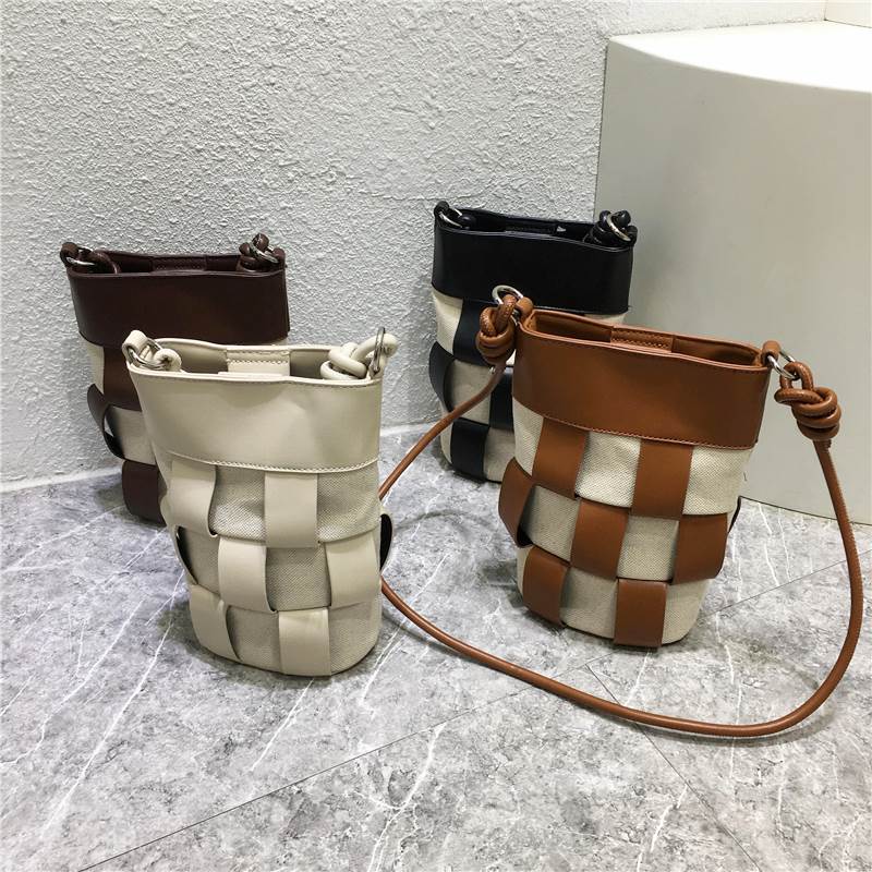 Rakuten - 【P2倍&クーポン有】 バッグ バック レディースバック シンプル ショルダーバック 10代 上品 カジュアル レトロ レディースバッグ 肩掛け 40代 20代 おしゃれ 鞄 ショルダーバッグ カバン 30代 異素材MIX ミニバッグ 大人可愛い 女性用 無地 レディース