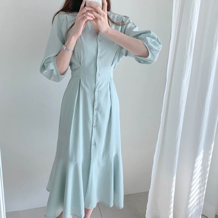 きれいめデザインで上品さと清楚さを兼ね備えたミドル丈ワンピース。マーメイドシルエットで女性らしさを演出。ウエストタックでメリハリのあるボディラインに。ウエストリボンは前でも後ろでも結べるのでその日の気分で変えられるのが嬉しいポイント。【カラー】ライトブルー　カーキ【サイズ（cm）】S/MS　/着丈96/バスト74/肩幅34M　/着丈98/バスト80/肩幅35《商品について》※当ショップは海外からのノーブランド商品になります。海外製品のため日本商品に比べ品質が劣る場合がございます。糸のほつれ、多少の汚れやシミ、ファスナーが固い、デザインの若干の違いなどは不良品には該当しませんのでご了承ください。お手持ちの携帯やPCの画面設定の影響により、実物と色味が異なって見える場合がございます。※当ショップはお客様より注文を確認した上でメーカーに発注しておりますので返品、交換は出来かねます。ご了承下さいませ。《発送について》お取り寄せ商品のため、ご入金確認後、お届けまでに「10-24日程度」のお時間がかかります。通常よりもお時間がかかってしまう場合もございます。欠品や商品の不具合などにより、商品をお届けすることができず、ご注文をキャンセルさせていただく場合もございますのでご了承ください。※当ショップの商品はお取り寄せ商品につき、入金確認後メーカーへ発注させて頂きます。※メーカーにて在庫切れの場合は、速やかに返金させて頂きます。《返品についての特約に関する事項》ご注文確定後、発注後のキャンセルやサイズなどの内容変更は承っておりません。注文時によくご確認ください商品に欠陥がある場合を除き、基本的には返品や交換には応じません。最後までご覧くださり、ありがとうございました。OW11246 《商品について》 ※当ショップは海外からのノーブランド商品になります。 海外製品のため日本商品に比べ品質が劣る場合がございます。 糸のほつれ、多少の汚れやシミ、ファスナーが固い、デザインの若干の違いなどは不良品には該当しませんのでご了承ください。 お手持ちの携帯やPCの画面設定の影響により、実物と色味が異なって見える場合がございます。 ※当ショップはお客様より注文を確認した上でメーカーに発注しておりますので返品、交換は出来かねます。ご了承下さいませ。 《発送について》 お取り寄せ商品のため、ご入金確認後、お届けまでに「10-24日程度」のお時間がかかります。 通常よりもお時間がかかってしまう場合もございます。 欠品や商品の不具合などにより、商品をお届けすることができず、ご注文をキャンセルさせていただく場合もございますのでご了承ください。 ※当ショップの商品はお取り寄せ商品につき、入金確認後メーカーへ発注させて頂きます。 ※メーカーにて在庫切れの場合は、速やかに返金させて頂きます。 《返品についての特約に関する事項》 ご注文確定後、発注後のキャンセルやサイズなどの内容変更は承っておりません。 注文時によくご確認ください 商品に欠陥がある場合を除き、基本的には返品や交換には応じません。 最後までご覧くださり、ありがとうございました。 ワンピース レディース シャツワンピース ひざ丈 袖あり 5分袖 Vネック 襟なし スリム 細身 マーメイド 切り替えデザイン ウエストリボン 大人可愛い きれいめ シンプル カジュアル 大人 上品 お洒落 大人女子 こなれ感 ガーリー エレガント 主役級 抜け感 無地 春 夏 秋 20代 30代 40代 ママ 通勤 通学 デート お出かけ 女子会 休日 リゾート 旅行 着回し 普段使い 重ね着 韓国系 オルチャン モテ 定番 トレンド インスタ映え S M パステルカラー ライトブルー カーキ ow11246