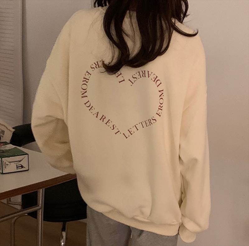 カジュアルに着用できるトップス。プリントが特徴的なトップス。色展開 アプリコット グレーサイズ S M Lサイズ(cm)S /着丈 57 /バスト 110 /肩幅 56M /着丈 59 /バスト 114 /肩幅 57L /着丈 61 /バスト 118 /肩幅 58《商品について》※当ショップは海外からのノーブランド商品になります。海外製品のため日本商品に比べ品質が劣る場合がございます。糸のほつれ、多少の汚れやシミ、ファスナーが固い、デザインの若干の違いなどは不良品には該当しませんのでご了承ください。お手持ちの携帯やPCの画面設定の影響により、実物と色味が異なって見える場合がございます。※当ショップはお客様より注文を確認した上でメーカーに発注しておりますので返品、交換は出来かねます。ご了承下さいませ。《発送について》お取り寄せ商品のため、ご入金確認後、お届けまでに「10-24日程度」のお時間がかかります。通常よりもお時間がかかってしまう場合もございます。欠品や商品の不具合などにより、商品をお届けすることができず、ご注文をキャンセルさせていただく場合もございますのでご了承ください。※当ショップの商品はお取り寄せ商品につき、入金確認後メーカーへ発注させて頂きます。※メーカーにて在庫切れの場合は、速やかに返金させて頂きます。《返品についての特約に関する事項》ご注文確定後、発注後のキャンセルやサイズなどの内容変更は承っておりません。注文時によくご確認ください商品に欠陥がある場合を除き、基本的には返品や交換には応じません。最後までご覧くださり、ありがとうございました。OW12350 《商品について》 ※当ショップは海外からのノーブランド商品になります。 海外製品のため日本商品に比べ品質が劣る場合がございます。 糸のほつれ、多少の汚れやシミ、ファスナーが固い、デザインの若干の違いなどは不良品には該当しませんのでご了承ください。 お手持ちの携帯やPCの画面設定の影響により、実物と色味が異なって見える場合がございます。 ※当ショップはお客様より注文を確認した上でメーカーに発注しておりますので返品、交換は出来かねます。ご了承下さいませ。 《発送について》 お取り寄せ商品のため、ご入金確認後、お届けまでに「10-24日程度」のお時間がかかります。 通常よりもお時間がかかってしまう場合もございます。 欠品や商品の不具合などにより、商品をお届けすることができず、ご注文をキャンセルさせていただく場合もございますのでご了承ください。 ※当ショップの商品はお取り寄せ商品につき、入金確認後メーカーへ発注させて頂きます。 ※メーカーにて在庫切れの場合は、速やかに返金させて頂きます。 《返品についての特約に関する事項》 ご注文確定後、発注後のキャンセルやサイズなどの内容変更は承っておりません。 注文時によくご確認ください 商品に欠陥がある場合を除き、基本的には返品や交換には応じません。 最後までご覧くださり、ありがとうございました。 トップス デート かわいい 大人可愛い きれいめ シンプル カジュアル 大人 上品 おしゃれ お洒落 大人女子 主役級 存在感 お出かけ 女子会 休日 旅行 着回し ファッション コーデ スタイル モテ トレンド 流行 インスタ映え ow12350