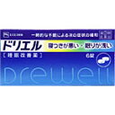 特徴 ［こんなとき、こんな方の一時的な不眠に］ ○ストレスが多く、眠れない ○疲れているのに、神経が高ぶって寝つけない ○心配ごとがあって、夜中に目が覚める ○不規則な生活で、睡眠リズムが狂い、寝つけない ドリエルは就寝前の服用により、寝つきが悪い、眠りが浅いといった一時的な不眠症状の緩和に効果をあらわします。 ［ドリエルの効きめ成分］ ドリエルの効きめ成分（ジフェンヒドラミン塩酸塩）は、皮ふのかゆみをしずめたり、くしゃみや鼻水などのアレルギー症状をおさえる目的で広く使われていますが、服用により眠気をもよおすという作用があります。 ドリエルはこのジフェンヒドラミン塩酸塩の持つ眠気の作用を応用してつくられた医薬品です。 ［ドリエルで眠くなるしくみ］ 脳の睡眠・覚醒に関係が深い視床下部の後部には、興奮性ニューロンといわれるヒスタミンニューロンが多く存在しています。その末端から放出されるヒスタミンは、大脳皮質をはじめ脳の様々な部位の神経細胞を興奮させることによって覚醒の維持・調節をしています。ドリエルは、その効きめ成分（ジフェンヒドラミン塩酸塩）が脳におけるヒスタミンの働きをおさえ、眠くなる作用をあらわします。 効能・効果 一時的な不眠の次の症状の緩和：寝つきが悪い、眠りが浅い 内容成分・成分量 2錠中 ジフェンヒドラミン塩酸塩・・・50mg 添加物として、クロスCMC-Na、無水ケイ酸、セルロース、乳糖、ヒドロキシプロピルセルロース、ヒプロメロース、マクロゴール、ステアリン酸Mg、タルク、酸化チタンを含有します。 用法・用量/使用方法 寝つきが悪い時や眠りが浅い時、次の1回量を1日1回就寝前に服用します。 ○成人（15才以上）・・・1回量2錠 ○15才未満・・・服用しないこと 使用上の注意 ●してはいけないこと (守らないと現在の症状が悪化したり、副作用・事故が起こりやすくなります。) 1.次の人は服用しないでください (1)妊婦又は妊娠していると思われる人。 (2)15才未満の小児。 (3)日常的に不眠の人。 (4)不眠症の診断を受けた人。 2.本剤を服用している間は、次のいずれの医薬品も服用しないでください 他の催眠鎮静薬、かぜ薬、解熱鎮痛薬、鎮咳去痰薬、抗ヒスタミン剤を含有する内服薬(鼻炎用内服薬、乗物酔い薬、アレルギー用薬) 3.服用後、乗物又は機械類の運転操作をしないでください (眠気をもよおして事故を起こすことがあります。また、本剤の服用により、翌日まで眠気が続いたり、だるさを感じる場合は、これらの症状が消えるまで、乗物又は機械類の運転操作をしないでください。) 4.授乳中の人は本剤を服用しないか、本剤を服用する場合は授乳を避けてください 5.服用時は飲酒しないでください 6.寝つきが悪い時や眠りが浅い時のみの服用にとどめ、連用しないでください ●相談すること 1.次の人は服用前に医師又は薬剤師に相談してください (1)医師の治療を受けている人。 (2)高齢者。 (3)本人又は家族がアレルギー体質の人。 (4)薬によりアレルギー症状を起こしたことがある人。 (5)次の症状のある人。 排尿困難 (6)次の診断を受けた人。 緑内障、前立腺肥大 2.次の場合は、直ちに服用を中止し、この説明書を持って医師又は薬剤師に相談してください (1)服用後、次の症状があらわれた場合。 関係部位 ： 症状 皮ふ ： 発疹・発赤、かゆみ 消化器 ： 胃痛、悪心・嘔吐、食欲不振 精神神経系 ： めまい、頭痛、起床時の頭重感、昼間の眠気、気分不快、神経過敏、一時的な意識障害(注意力の低下、ねぼけ様症状、判断力の低下、言動の異常等) その他 ： 動悸、倦怠感、排尿困難 (2)2-3回服用しても症状がよくならない場合。 3.次の症状があらわれることがあるので、このような症状の継続又は増強がみられた場合には、服用を中止し、医師又は薬剤師に相談してください 口のかわき、下痢 保管及び取り扱い上の注意 (1)直射日光の当たらない湿気の少ない涼しい所にキャップよくしめて保管してください。 (2)小児の手の届かない所に保管してください。 (3)他の容器に入れかえないでください。(誤用の原因になったり品質が変わることがあります。) (4)使用期限をすぎたものは服用しないでください。◎睡眠改善薬