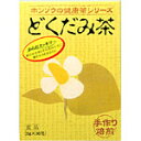 特徴 ○どくだみは、日本全国いたる所の生垣、野原などの湿った陰地に自生し、初夏から盛夏にかけて、白い十字の可憐な花を咲かせます。 ○お茶の原料としては、この時期の全草を採集しますが生では特有の臭気を持っています。この臭気は乾燥させる事で、少なくする事ができます。 ○当社のどくだみ茶は、どくだみに、緑茶、玄米、くこ葉、かき葉を加えて飲みやすくいたしました。 表示成分 ＜原材料＞ 玄米、ドクダミ、カキ葉、茶葉、クコ葉 ＜栄養成分表示＞ 100mL当たり エネルギー・・・0kcal たんぱく質・・・0g 脂質・・・0g 炭水化物・・・0g ナトリウム・・・0mg 用法・用量/使用方法 ＜飲み方＞ 1．濃い目の「どくだみ茶」をお好みの方は、沸騰水約500mL中にティーバッグを入れ、弱火で数分の間、お好みの風味が出るまで煮だして、お飲みください。 2．薄い目の「どくだみ茶」をお好みの方は、急須にティーバッグを入れ、お飲みいただく量のお湯を注ぎ、お好みの色が出ましたら茶わんに注いで、お飲みください。 メーカーコメント ○冬はホットで、夏はアイスで・・・ ○当社発売のはとむぎ茶、はぶ茶等ともよく合います。 区分 ： 日本製 ・ 健康食品 製造元 ： 本草製薬株式会社 TEL ： 052-892-1287 広告文責 ： 紅屋商事株式会社 TEL ： 0172-27-7744◎健康茶（ドクダミ茶）