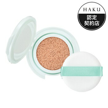 [関連]： 資生堂正規取扱品 資生堂 shiseido haku ●製品特徴 　HAKU ボタニック サイエンス 薬用 美容液クッションコンパクト。 　シミをカバーしながら、美白*美容液の効果。 　明るく透明感のある肌へ仕上げる。 　オーロラパールが透明感のある光を放ち、色ムラも飛ばして美肌に補正する。 　軽やかにのび上品なつやのある自然な仕上がり。 　グリーンフローラルのほのかな香り。 　パフ付き。 *メラニンの生成を抑え、シミ・そばかすを防ぐ 　SPF値：30 　PA値：PA+++ 　アレルギーテスト済み（全ての方にアレルギーが起きないというわけではありません。） 　ノンコメドジェニックテスト済み（全ての方にニキビができないというわけではありません。） ●ご使用方法 1.スキンケアで肌を整えた後、お使いください。 2.クッション面に専用パフを数回押しあてて適量をとります。 3.ほおの高い部分から外側に向かって、やさしくポンポンとなじませます。パフに残ったファンデーションで額や目のまわり、鼻、口のまわりを仕上げます。さらにカバーしたい場合は、もう一度パフに少量とり、ポンポンと重ねづけします。 4.ご使用後は、パフに残ったファンデーションをティッシュペーパーなどで軽く拭き取ってください。 5.パフにファンデーションがとれにくくなった時は、クッションの奥まで押してください。それでもとれにくい場合は、使い終わりの合図です。 6.使用量が少ないと、十分な紫外線防御効果が得られません。 7.紫外線防御効果のある化粧下地などとの併用をおすすめします。 ＜ケースへのセット方法＞ 〇必ず別売りの「HAKU クッションコンパクト ケース」にセットしてお使いください。 〇セットするときは、レフィル容器のふたは閉じた状態で、ケースに差し込み、レフィル容器とケースにある▲の位置を合わせて、カチッと音がするまでレフィル容器のふたの上から両親指で押してください。 ＜ケースからの取り外し方法＞ 〇レフィル容器のふたを開けて持ち、もう片方の手でレフィル容器のふちを軽く押さえながら、ゆっくりと押し下げてください。 ※中味が飛び散らないようご注意ください。 ●使用上の注意 ◇目に入ったときは、すぐに洗い流してください。 ◇直射日光にあたってお肌に異常があらわれたときには、ご使用をおやめください。 ◇ご使用後は、必ずケースのふたをきちんと閉めてください。 ◇クッション面を強く押しすぎると、中味があふれ出る場合がありますので、ご注意ください。 ◇クッションのまわりや中ふたなどの汚れが気になる場合は、きれいに拭き取って清潔にしてお使いください。 ◇パフが汚れるとつきにくくなりますので、いつも清潔にしてお使いください。 ◇パフが汚れたときは、別売りの「資生堂 スポンジクリーナーN」をお使いいただくか、ぬるま湯に中性洗剤を薄く溶かして軽く押し洗いをします。洗剤が残らないよう十分すすいだ後、水気をきり、日かげでよく乾かしてからお使いください。 ◇使い心地や仕上がりが悪くなった場合は、別売りの「HAKU クッションコンパクト パフ」をお求めください。 ◇衣服につくと落ちませんので、つかないようご注意ください。 ◇落下の衝撃により、中ふたに中味が付着することがありますので、ご注意ください。 ◇レフィルの固定やケースがスムーズに開閉できなくなった場合は、別売りの「HAKU クッションコンパクト ケース」をお求めください。 ◇使用中、トリートメント成分が中ふたなどに付着する場合がありますが、品質に問題ありません。 ◇日のあたるところや高温のところに置かないでください。 ※商品のSPF表示及びPA表示は、国際SPF試験法に定められている塗布量1&#13216;あたり2mgを皮ふに塗布して測定した結果です。 ●製造： 日本製 made in japan ●発売元：株式会社資生堂 ●広告文責・お問合せ 会社名： 紅屋商事株式会社 TEL ： 0172-27-7744 お問合せ： 商品ページの「商品について問合わせ・質問する」ボタンよりお問い合わせください。 ●●●ご注意●●● ●リニューアル等により、パッケージデザインは予告なく変更されることがあります。お届けの商品と異なる場合がございますのでご了承ください。 ●メーカーが告知なしに成分等を変更することがごくまれにあります。実際お届けの商品とサイト上の表記が異なる場合がありますので、ご使用前には必ずお届けの商品ラベルや注意書きをご確認ください。さらに詳細な商品情報が必要な場合は、メーカーにお問い合わせください。 ●メーカー販売中止等により、ご注文の商品をご用意できない場合がございます。その際はメールでご連絡をいたします。ご了承ください。 ●商品によってはお取り寄せになる場合があり、発送までお時間を頂く事がございます。その際はメールにてお知らせいたします。ご了承ください。●分類： ベースメイク ●区分： ファンデーション ●薬事区分： 医薬部外品 薬用　美容液クッションコンパクト