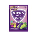 [関連]：大正製薬 大正 ヴィックス ヴイックス ビックス vicks のど飴 のどあめ グレープ 巨峰 シャインマスカット マスカット アソート 4987306055919 4987306059269 商品概要 メーカー：大正製薬 商品名：ヴィックスのど飴2種のグレープアソート（70g） 区分：食品 内容量：70g 商品の特徴 のどすっきり　リフレッシュ！ ●ヴイックスのど飴 2種のグレープアソートは、のどにうれしいミントと緑茶のWポリフェノール＊1配合ののど飴です。 ●ミントと緑茶のWポリフェノール＊1と本品配合の冷涼成分＊2を組み合わせることで、飴の清涼感が長続きします。（特許取得：特許第7080880号） ●芳醇濃厚な巨峰味、上品でさわやかなシャインマスカット味の2種のグレープアソートです。 ●便利な袋入り・個包装タイプです。 ＊1 緑茶ポリフェノールを含む抽出物及びミントポリフェノールを含む抽出物を使用 ＊2 エチル-3-p-メンタン-3-カルボキサミドアセテートおよびコハク酸モノメンチル 栄養成分表示 （1粒3.75g当たり） ＜巨峰味＞＜シャインマスカット味＞ エネルギー・・・14.7kcal たんぱく質・・・0g 脂質・・・0g 炭水化物・・・3.7g 食塩相当量・・・0g ポリフェノール 原材料名 ＜巨峰味＞ 砂糖（国内製造）、水飴、濃縮ぶどう果汁、濃縮巨峰果汁（0.02%）、ペパーミントエキス粉末 添加物：酸味料、香料、甘味料（アスパルテーム・L-フェニルアラニン化合物）、アントシアニン色素、クチナシ色素、チャ抽出物 ＜シャインマスカット味＞ 砂糖（国内製造）、水飴、濃縮シャインマスカット果汁、ペパーミントエキス粉末 添加物：酸味料、香料、甘味料（アスパルテーム・L-フェニルアラニン化合物）、紅麹色素、チャ抽出物、クチナシ色素 販売元・お問い合わせ先 大正製薬株式会社 〒170-8633　東京都豊島区高田3-24-1 大正製薬　お客様119番室 TEL：03-3985-1800 受付時間：8:30～17:00(土・日・祝日を除く) ※予告なくパッケージリニューアルをされる場合がございますがご了承ください。 ※パッケージ変更に伴うご返品はお受け致しかねます。 ※メーカーの都合により予告なくパッケージ、仕様等が変更となる場合がございます。 区分 ： 日本製・菓子 広告文責 紅屋商事株式会社 TEL ： 0172-27-7744◎菓子（飴）