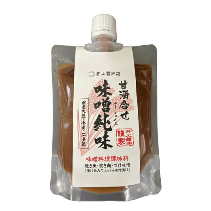 井上醤油店 甘酒合せ 味噌純味は、国産原料にこだわった天然醸造米味噌の風味・味わいを生かし、井上醤油店自慢の米こうじで丁寧に仕上げた甘酒をブレンドした味噌漬け用味噌です。・天然醸造と甘酒のハーモニー厳選した原料とこだわりの製法で作られた天然醸造米味噌に、米麹から丁寧に仕上げた甘酒をブレンドした風味豊かな味噌調味料です。・奥深い上品な甘みと旨み国産粗糖と水あめによるやさしく上品な甘みに、隠し味として丸大豆醤油を加えることで、コクと絶妙な旨味を引き出しています。・酵素の力でふっくら仕上がる天然醸造味噌と甘酒に含まれる酵素の働きにより、お肉やお魚を漬け込むと素材の質を損なわず、柔らかくジューシーに仕上がります。・おすすめのお召し上がり方牛・豚・鶏などのお肉を漬け込んでから焼くと、旨味が増してふっくらジューシーに。ぶり、さば、さわらなどの魚の味噌漬け焼きにも、味がしっかり染み込み身がふっくら焼き上がります。豆腐、こんにゃく、大根、里いもなどにのせて田楽味噌や焼き味噌としても。お好みで唐辛子、生姜、にんにくなどを加え、コクのある味噌炒めの味付けにも最適です。＜井上醤油店について＞有限会社井上醤油店は、島根県南部の自然豊かな仁多郡奥出雲町で、1867年(慶応3年)から続く150年以上の歴史を持つ老舗の蔵元です。近代的な生産効率を優先し、短期間で醸造される醤油や調味料が主流となる現代において、創業以来受け継がれてきた伝統的な「古式製法」を誠実に守り続けています。最大のこだわりは、合成添加物を一切使用せず、厳選した国産丸大豆と小麦を使用した「天然醸造」です。温度を人工的にコントロールして発酵を早めるのではなく、奥出雲の四季の寒暖差に委ねながら、じっくりと「ふた夏(約2年間)」もの時間をかけてモロミを発酵・熟成させます。この時間と自然の力が、ふくよかな香りと深い旨みを生み出しています。醤油づくりで培った麹や発酵の技術を活かし、地元・奥出雲が誇るブランド米「仁多米(にたまい)」を使用した味噌や甘酒、加工品なども製造。素材の持ち味を最大限に引き出す本物の調味料は、全国の自然派食品店や、素材にこだわる料理人からも高い評価と支持を集めています。■商品名：井上醤油店 甘酒合せ 味噌純味 天然醸造米味噌 米麹甘酒ブレンド 丸大豆醤油のコク 島根県奥出雲 味噌漬け用■名称：甘酒合せ■内容量：230g■原材料名：米みそ(国内製造)、甘酒(米こうじ、米)、砂糖、水あめ、しょうゆ、米発酵調味料、(一部に大豆・小麦を含む)■賞味期限：製造日より1年以内のものを発送(常温・開封前)■保存方法：直射日光・高温多湿を避け保管してください。開封後は要冷蔵で、お早めにお使いください。■メーカー或いは販売者：有限会社井上醤油店■製造国：日本■区分：食品栄養成分表示(100gあたり)エネルギー：201kcal / たんぱく質：6.2g / 脂質：1.9g / 炭水化物：39.8g / 食塩相当量：5.3g【免責事項】 ※複数店舗を運営しているためタイミングによっては欠品お取り寄せ、キャンセルさせていただく場合がございます。 ※リニューアル等による商品内容（価格、容量、パッケージ、原料等）の変更。 ※メール便配送に関する一切の補償。ポスト投函（厚さ3cm以下）となるため簡易包装、一部パッケージを開封し梱包させていただく場合もございます。 ※気温差による不具合（チョコレート、グミ、飴などが溶けていた、など）。常温保存商品のクール便配送は承ることができません。 ※記載の賞味期限は製造日からの日数です。実際の期日についてはお問い合わせください。