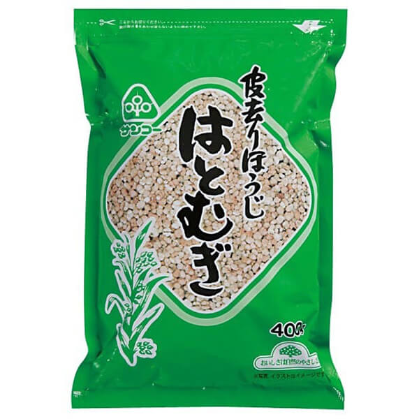 サンコー 皮去りほうじはとむぎは良質なハトムギの皮を取り去り、ほうじたものです。 ◆お召し上がり方 お茶として：お煎茶に「ほうじはと麦」を大さじ1杯加えてお飲みください。 おやつに：フライパンに油を引き、「ほうじはと麦」を入れ、砂糖、食塩をふって加熱します。 飲み物に：ヨーグルトや牛乳などをかけてお召し上がりください。 ※本品は、そばを含む製品と共通の設備で製造しています。 ＜サンコー＞ お菓子は心の栄養素。 私たちの今の体は昨日までに食べたもので作られています。 その食べたものの中には目に見えない合成保存料、化学調味料などが含まれているものがあります。 今日、あなたや大切な人が食べるおやつを「ちょっとだけ」気にかけてみませんか？ 健康とは、その「ちょっとだけ」の積み重ねではないでしょうか。 おいしく楽しい食生活は、心を満たし、栄養になります。 お菓子で心にも栄養を与えてみませんか。 その心の栄養を私たちサンコーは作っています。 ・サンコーが考える5つの柱 主要原料は国内産 遺伝子組み換え原料原則不使用 合成食品添加物不使用 放射性物質自主検査 素材の味を生かした美味しさ ■商品名：ハトムギ はとむぎ茶 ハト麦 サンコー 皮去りほうじはとむぎ 食べる はと麦 お菓子 ■内容量：400g ■原材料名：はとむぎ（ラオス産） ■アレルゲン：乳、卵、小麦 ■栄養成分：100gあたり エネルギー：360kcal たんぱく質：13.3g 脂質：1.3g 炭水化物：72.2g 食塩相当量：0g ■メーカー或いは販売者：サンコー ■賞味期限：製造日より150日 ■保存方法：直射日光・高温多湿をおさけください。 ■区分：食品 ■製造国：日本【免責事項】 ※記載の賞味期限は製造日からの日数です。実際の期日についてはお問い合わせください。 ※自社サイトと在庫を共有しているためタイミングによっては欠品、お取り寄せ、キャンセルとなる場合がございます。 ※商品リニューアル等により、パッケージや商品内容がお届け商品と一部異なる場合がございます。 ※メール便はポスト投函です。代引きはご利用できません。厚み制限（3cm以下）があるため簡易包装となります。 外装ダメージについては免責とさせていただきます。