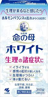 　商品名 命の母　ホワイト　360錠 成分・分量 360錠　　 有効成分 (12錠中) トウキ末300mg、シャクヤク末300mg、ソウジュツ末200mg、ケイヒ末200mg、ダイオウ　200mg、ニンジン50mg、センキュウ末200mg、ブクリョウ末200mg、タクシャ末150mg、ボタンピ末200mg、トウニン100mg ※添加物として、ケイ酸Al、タルク、炭酸Ca、酸化チタン、ゼラチン、アラビアゴム、白糖、ミツロウ、カルナウバロウ 　 　 効能・効果 月経痛、月経不順、ヒステリー、腰痛、頭痛、貧血、冷え性、血の道症、肩こり、めまい、動悸、こしけ 用法・用量 1回4錠、1日3回、毎食後服用する。(15才未満は服用しないこと) 服用及び保管、取り扱いに際しての注意 　■相談すること 1．次の人は服用前に医師，薬剤師または登録販売者に相談すること 　（1）医師の治療を受けている人。 　（2）妊婦または妊娠していると思われる人。 　（3）体の虚弱な人（体力の衰えている人，体の弱い人）。 　（4）胃腸の弱い人。 　（5）下痢しやすい人。 　（6）今までに薬などにより発疹・発赤，かゆみ等を起こしたことがある人。 2．服用後，次の症状があらわれた場合は副作用の可能性があるので，直ちに服用を中止し，この文書を持って医師，薬剤師または登録販売者に相談すること ［関係部位：症状］ 皮膚：発疹・発赤，かゆみ 消化器：吐き気・嘔吐，胃部不快感，食欲不振，胃部圧迫感，腹痛 3．服用後，次の症状があらわれることがあるので，このような症状の持続または増強が見られた場合には，服用を中止し，医師，薬剤師または登録販売者に相談すること 　下痢 4．1ヵ月位服用しても症状がよくならない場合は服用を中止し，この文書を持って医師，薬剤師または登録販売者に相談すること 1．次の人は服用前に医師又は薬剤師に相談して下さい。 （1）医師の治療を受けている人 2．次の場合は、直ちに服用を中止し、添付文書を持って医師又は薬剤師に相談して下さい。 （1）服用後、次の症状があらわれた場合。 関係部位 症　状 皮　膚 発疹・発赤、かゆみ 消化器 食欲不振、悪心・嘔吐 （2）しばらく服用しても症状が良くならない場合。 ＜保存上の注意＞ （1）直射日光の当たらない湿気の少ない涼しい所に密栓して立てて保管して下さい。 （3）小児の手の届かないところに保管してください。 　（4）　開封後は、品質維持の為、冷・暗所に保管くだ　　さい。（生薬の為沈殿する事がございますが、薬効に変わりはありません。容器をよく振ってから服用して下さい。（5）服用のつど、キャップをよく拭き、常に清潔にしてから、キャップをしっかり閉じて下さい。 （6）開封後は、なるべく早く（2〜3ヶ月以内）に服用して下さい。 （7）付属の計量スプーンは服用のつど、洗浄して常に清潔にして下さい。 （8）服用の前には、ビンをよく振ってから、ご服用ください。 発売元 小林製薬株式会社　大阪府茨木市豊川1-30-3　Tel （072）640-0121 　 区分 日本製・第2類医薬品 広告文責 メガヘルスマート 電話：024-922-2148　　薬剤師 　菊地　浩也 メール：health@daigaku-dou.com 　 　 この商品は医薬品です。用法用量をご確認の上、 ご服用下さいませ。　 【使用期限：商品発送後、180日以上ございます】 医薬品販売に関する記載事項 この商品は医薬品です。用法用量をご確認の上、 ご服用下さいませ。　 【使用期限：商品発送後、180日以上ございます】 医薬品販売に関する記載事項　　　