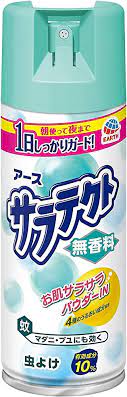 　商品名 サラテクト　200mL 内容量 200ml 成分・分量 有効成分：1缶(200ml)中ディート4g(原液換算10％) その他の成分：無水ケイ酸、DPG、ヒアルロン酸Na(2)、アスコルビン酸(ビタミンC)、加水分解コラーゲン末、ステアロイルフィトスフィンゴシン(セラミド)、グリセリン脂肪酸エステル、無水エタノール、LPG、その他1成分 　 効能・効果 蚊、ブユ(ブヨ)、アブ、ノミ、イエダニ、マダニ、サシバエ、トコジラミ(ナンキンムシ)、ヤマビルの忌避 使用方法 適量を肌の露出面にまんべんなくスプレーしてください。 使用後は必ずキャップを閉めてください。 ※水平にして噴射しないでください。 ※振らずにスプレーしてください。 　いずれもガスだけが出て、最後まで噴射できないことがあります。 年齢による使用の目安 年齢 使用回数 12才以上 使用回数制限なし（適宜使用すること） 2才以上12才未満 1日1～3回 6ヵ月以上2才未満 1日1回 6ヵ月未満 使用しないこと 子供（12才未満）に使用させる場合には、保護者等の指導監督の下で、上記の回数を目安に使用してください。なお、顔には使用しないでください。 保管上の注意 直射日光(車の中等)や火気を避け、子供の手の届かない涼しい所に保管すること。 缶のさびを防ぐために、水回りや湿気の多い場所には置かないこと。 ご使用上の注意 【相談すること】 目に入ったり、飲んだり、なめたり、吸い込んだりすることがないようにし、塗布した手で目をこすらないこと。万一目に入った場合には、すぐに大量の水又はぬるま湯でよく洗い流すこと。また、具合が悪くなる等の症状が現れた場合には、直ちに、本品にエタノールとディートが含まれていることを医師に告げて診療を受けること。 【その他の注意】 定められた用法・用量を守ること。 漫然とした使用を避け、蚊、ブユ(ブヨ)等が多い戸外での使用等、必要な場合にのみ使用すること。 車内で使わないこと。 目の周囲や粘膜、傷口にはスプレーしないこと。 噴射気体を直接吸入しないこと。 変色のおそれがあるので、プラスチック製品、ストッキング等のポリウレタン配合衣類にはかけないこと。色の濃い衣類は、白くなる場合があるので注意すること。 装飾したネイル等に直接かけないこと。 肌にかぶれなどの異常が生じた場合は、使用を中止すること。 ヤマビルの忌避を目的として使用する場合には、さらに以下のことに注意すること。ヤマビルの吸血を防ぐには、履物や衣類等で肌を露出しないようにすることが重要である。本品だけに頼り、安易に露出面を増やすことは避けること。スプレーした直後の履物や衣類に火気を近づけないこと。 製造販売元 アース製薬株式会社 〒101-0048 東京都千代田区神田司町2-12-1 (お客様窓口) TEL 0120-81-6456 9:00~17:00(土・日・祝日を除く) 区分 日本製・防除用医薬部外品 広告文責 メガヘルスマート 024−922−2148　薬剤師　菊地　浩也 　　 　