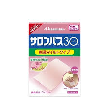 　商品名 サロンパス30 20枚　　　　　　 内容量 20枚 成分 　成分分量 (膏体100g中) L-メントール 7.0g サリチル酸グリコール 5.0g ビタミンE酢酸エステル 2.0g グリチルレチン酸 0.1g 添加物として、アクリル酸デンプン、酸化チタン、水添ロジングリセリンエステル、スチレン、イソプレン、スチレンブロック共重合体、BHT、ポリイソブチレン、流動パラフィン、その他1成分を含有します。 　 効能・効果 　肩こり、腰痛、筋肉痛、筋肉疲労、打撲、捻挫、関節痛、骨折痛、しもやけ 　 用法・用量 1日数回患部に貼付してください。 「用法・用量に関連する注意」 (1)小児に使用させる場合には、保護者の指導監督のもとに使用させてください。 (2)患部の皮ふは清潔にして貼ってください。 (3)皮ふの特に弱い人は同じ所には続けて貼らないでください。 使用上の注意・保管および取扱い上の注意 　■してはいけないこと （守らないと現在の症状が悪化したり，副作用が起こりやすくなります。 ） 次の部位には使用しないでください。 　（1）目の周囲，粘膜等。 　（2）湿疹，かぶれ，傷口。 ■相談すること 1．次の人は使用前に医師又は薬剤師にご相談ください。 　（1）本人又は家族がアレルギー体質の人 。 　（2）薬によりアレルギー症状を起こしたことがある人。 2．次の場合は，直ちに使用を中止し，この箱を持って医師又は薬剤師にご相談ください。 　（1）使用後，次の症状があらわれた場合。 ［関係部位：症状］ 皮ふ：発疹・発赤，かゆみ ，かぶれ，色素沈着，皮ふはく離 　（2）5〜6日間使用しても症状がよくならない場合。 1)直射日光の当たらない涼しい所に保管してください。 (2)小児の手の届かない所に保管してください。 (3)開封後は袋の口を折りまげ、箱に入れて保存してください。 販売者 久光製薬株式会社 お客様相談室 100-6221 東京都千代田区丸の内1-11-1 電話：0120-133250 受付時間：9時-12時、13時から17時50分まで(土・日・祝日を除く ) 　 区分 日本・第3類医薬品 広告文責 メガヘルスマート　電話：024-922-2148　薬剤師　菊地　浩也　 　 この商品は医薬品です。用法用量をご確認の上、 ご服用下さいませ。　 【使用期限：商品発送後、180日以上ございます】 医薬品販売に関する記載事項
