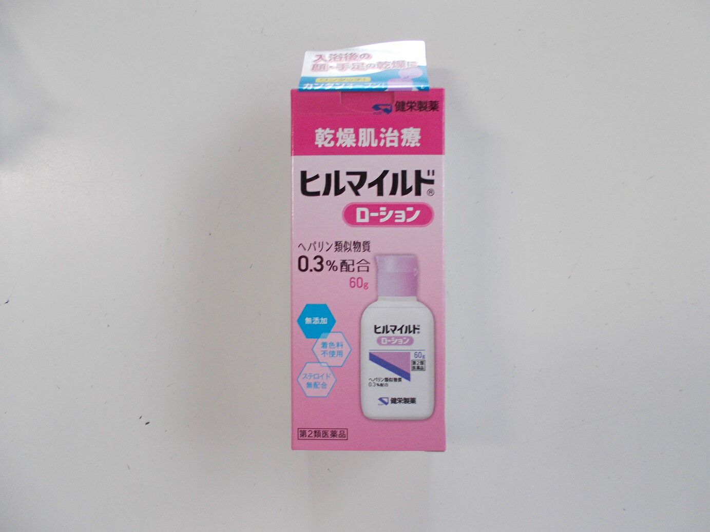 商品名 　ヒルマイルドローション　　 内容量 60g 成分 　 (100g中) ヘパリン類似物質0.3g含有 添加物：セトステアリルアルコール、白色ワセリン、グリセリン、2,2’,2”- ニトリロトリエタノール、軽質流動パラフィン、スクワラン、ステアリン酸ポリオキシル40、モノステアリン酸グリセリン、カルボキシビニルポリマー、パラオキシ安息香酸プロピル、パラオキシ安息香酸メチル 効能・効果 　手指の荒れ、ひじ・ひざ・かかと・くるぶしの角化症、手足のひび・あかぎれ、乾皮症、小児の乾燥性皮ふ、しもやけ（ただれを除く）、きず・やけどのあとの皮ふのしこり・つっぱり(顔面を除く）、打身・ねんざ後のはれ・筋肉痛・関節痛。 　 用法・用量 1日1〜 数回、適量を患部にすりこむか、又はガーゼ等にのばして貼ってください。 ＜用法用量に関連する注意＞ （1）用法用量を厳守してください。 （2）小児に使用させる場合には、保護者の指導監督のもとに使用させてください。 （3）目に入らないように注意してください。 万一、目に入った場合には、すぐに水又はぬるま湯で洗ってください。 なお、症状が重い場合には、眼科医の診療を受けてください。 （4）外用にのみ使用してください。 ご使用にあたっての注意 ■使用上の注意 してはいけないこと （守らないと現在の症状が悪化したり、副作用が起こりやすくなります。） 1.次の人は使用しないでください。 （1）出血性血液疾患（血友病、血小板減少症、紫斑病等）の人。 （2）わずかな出血でも重大な結果をきたすことが予想される人。 （血液凝固抑制作用を有し出血を助長するおそれがあります。） 2.次の部位には使用しないでください 　目や目の周囲、粘膜（口腔、鼻腔、膣等）。 ・相談すること 1.次の人は使用前に医師、薬剤師又は登録販売者に相談してください。 （1）医師の治療を受けている人。 （2）薬などによりアレルギー症状を起こしたことがある人。 （3）湿潤やただれのひどい人 2.使用後、次の症状があらわれた場合は副作用の可能性があるので、直ちに使用を中止し、この外箱を持って医師、薬剤師又は登録販売者に相談してください。 　関係部位：症状 皮ふ：発疹・発赤、かゆみ、はれ、紫斑 3.5〜6 日間使用しても症状がよくならない場合は使用を中止し、この外箱を持って医師、薬剤師又は登録販売者に相談してください。 ■保管及び取り扱い上の注意 （1）直射日光の当たらない涼しい所に密栓して保管してください。 （2）小児の手の届かない所に保管してください。 （3）他の容器に入れ替えないでください。 （ 誤用の原因になったり品質が変わることがあります。） （4）使用期限を過ぎた製品は使用しないでください。 製造発売元 健栄製薬株式会社 住所：大阪市中央区伏見町2丁目5番8号 電話：06-6231-5822 受付時間：9：00〜17：00 (土、日、祝日を除く) 　 区分 日本製・第2類医薬品 広告文責 メガヘルスマート 電話：024-922-2148　　薬剤師　菊地　浩也 　 この商品は医薬品です。用法用量をご確認の上、 ご服用下さいませ。　 【使用期限：商品発送後、180日以上ございます】 医薬品販売に関する記載事項　