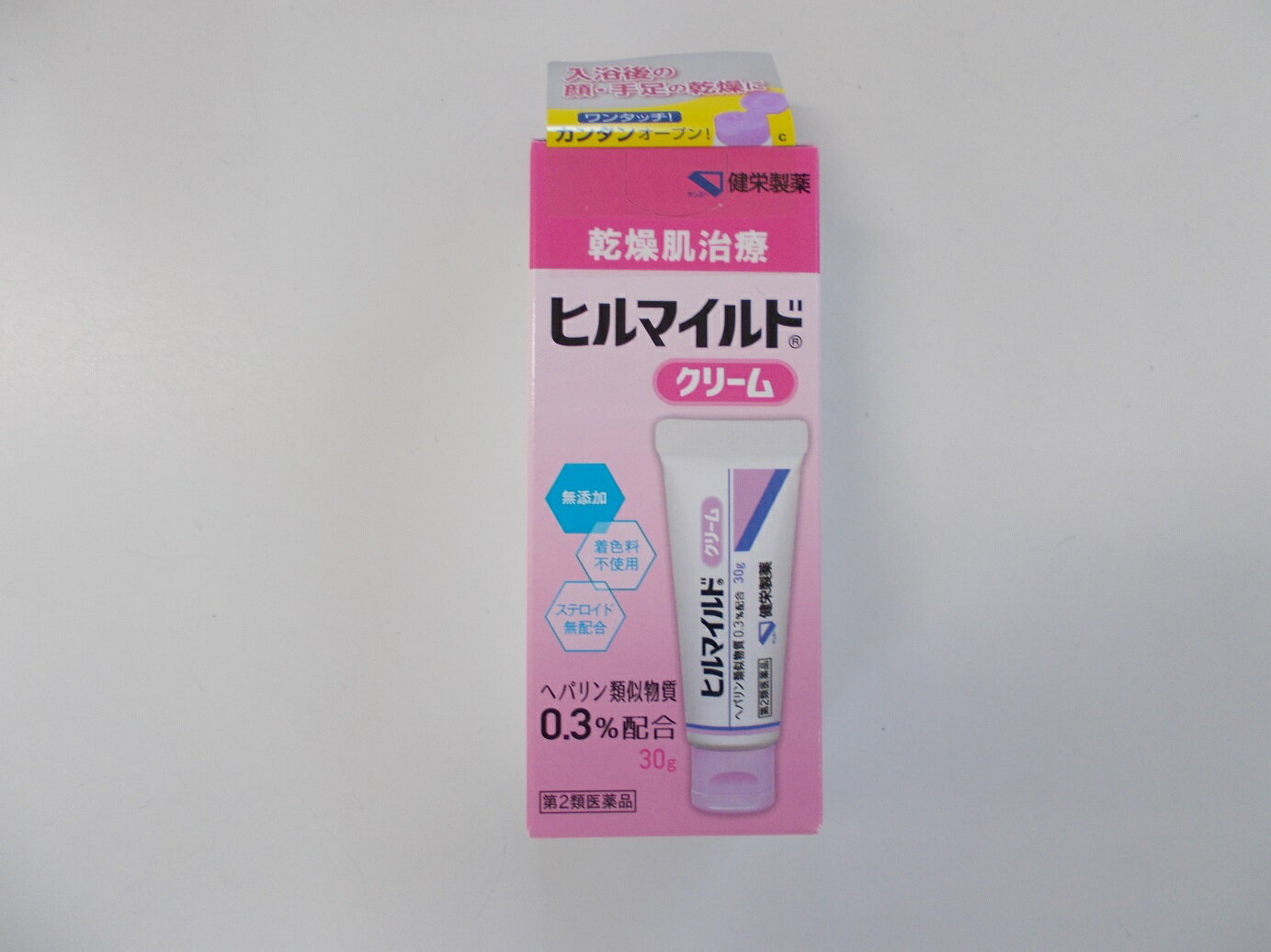 【商品の特徴】 ●ヘパリン類似物質配合クリーム。 ●入浴後の手足の乾燥にお薦め。 ●ステロイド無配合、無着色のしっとりと潤う クリームタイプ。 ●ワンタッチキャップを採用し、利便性を向上。 顔や手足の乾燥肌治療に。 商品名 　ヒルマイルドクリーム　　 内容量 30g 成分 　 (100g中) ヘパリン類似物質0.3g含有 添加物：サラシミツロウ、セレシン、白色ワセリン、エデト酸ナトリウム水和物、ジブチルヒドロキシトルエン、グリセリン、軽質流動パラフィン、スクワラン、グリセリン脂肪酸エステル、ポリオキシエチレンセチルエーテル、パラオキシ安息香酸プロピル、パラオキシ安息香酸メチル 効能・効果 　手指の荒れ、ひじ・ひざ・かかと・くるぶしの角化症、手足のひび・あかぎれ、乾皮症、小児の乾燥性皮ふ、しもやけ（ただれを除く）、きず・やけどのあとの皮ふのしこり・つっぱり(顔面を除く）、打身・ねんざ後のはれ・筋肉痛・関節痛。 　 用法・用量 1日1〜 数回、適量を患部にすりこむか、又はガーゼ等にのばして貼ってください。 ＜用法用量に関連する注意＞ （1）用法用量を厳守してください。 （2）小児に使用させる場合には、保護者の指導監督のもとに使用させてください。 （3）目に入らないように注意してください。 万一、目に入った場合には、すぐに水又はぬるま湯で洗ってください。 なお、症状が重い場合には、眼科医の診療を受けてください。 （4）外用にのみ使用してください。 ご使用にあたっての注意 ■使用上の注意 してはいけないこと （守らないと現在の症状が悪化したり、副作用が起こりやすくなります。） 1.次の人は使用しないでください。 （1）出血性血液疾患（血友病、血小板減少症、紫斑病等）の人。 （2）わずかな出血でも重大な結果をきたすことが予想される人。 （血液凝固抑制作用を有し出血を助長するおそれがあります。） 2.次の部位には使用しないでください 　目や目の周囲、粘膜（口腔、鼻腔、膣等）。 ・相談すること 1.次の人は使用前に医師、薬剤師又は登録販売者に相談してください。 （1）医師の治療を受けている人。 （2）薬などによりアレルギー症状を起こしたことがある人。 （3）湿潤やただれのひどい人 2.使用後、次の症状があらわれた場合は副作用の可能性があるので、直ちに使用を中止し、この外箱を持って医師、薬剤師又は登録販売者に相談してください。 　関係部位：症状 皮ふ：発疹・発赤、かゆみ、はれ、紫斑 3.5〜6 日間使用しても症状がよくならない場合は使用を中止し、この外箱を持って医師、薬剤師又は登録販売者に相談してください。 ■保管及び取り扱い上の注意 （1）直射日光の当たらない涼しい所に密栓して保管してください。 （2）小児の手の届かない所に保管してください。 （3）他の容器に入れ替えないでください。 （ 誤用の原因になったり品質が変わることがあります。） （4）使用期限を過ぎた製品は使用しないでください。 製造発売元 健栄製薬株式会社 住所：大阪市中央区伏見町2丁目5番8号 電話：06-6231-5822 受付時間：9：00〜17：00 (土、日、祝日を除く) 　 区分 日本製・第2類医薬品 広告文責 メガヘルスマート 電話：024-922-2148　　薬剤師　菊地　浩也 　 この商品は医薬品です。用法用量をご確認の上、 ご服用下さいませ。　 【使用期限：商品発送後、180日以上ございます】 医薬品販売に関する記載事項　