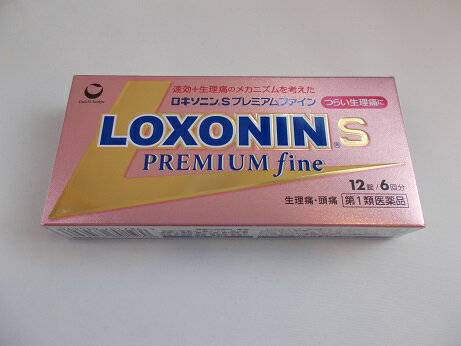 代引＆同梱不可となります。※必ずご確認ください※ ■第1類医薬品をご購入のお客様へ ■ 第一類医薬品販売にあたり、当ショップ薬剤師による 確認とお客様の同意が必要となります。 ※　第1類医薬品をご注文いただけたお客様は、当 ショップから、お客さんへお送りする　”医薬品情 報確認”のメールを受信頂けます様、設定をお願い 致します。 　　 Step1： 　 ご注文確定後、当ショップはお客様の問診回答内容を 確認し、ご注文頂いた第1類医薬品の医薬品情報につい て確認メールをお送り致します。 Step2： お客様は店舗からのメールの内容をご確認・ご理解頂き ましたら、楽天トップページのご注文詳細より、当 ショップからのメールを確認、理解して頂き、承認ボ タンをクイックして頂きます。 Step3 当ショップはお客様が「承認」頂いたことを確認後、 商品を発送させて頂きます。 【第1類医薬品】ご注文から発送までの手順 　 ※ 当ショップからの確認メールについて、もしご不明な 点ございましたらご質問内容をご返信下さい。 ※ご注意※ 1、お客様が当ショップより”第1類医薬品”をご注文 頂き、当ショップから確認メールをお客様へ送信後、 5日以内に楽天サイト内、お客様ご注文履歴より、当 当ショップにてご注文頂きました”第1類医薬品”に ついて、当ショップからのご確認メールをお客様の方 でご確認後、ご承諾ボタンをクイックいただけた場合 のみ、商品発送となります。 万一、ご注文日時より5日を経過してもご承認ボタン をクイックいただけない場合、ご注文が自動キャンセル となる場合がございます。 当ショップの薬剤師が”第1類医薬品”をご使用いただけないと判断した場合は、第1類医薬品を含むすべてのご注文がキャンセルとなります。あらかじめご了承ください。 商品名 ロキソニンSプレミアムファイン　　 成分・分量 本剤はごくうすい紅色のフィルムコーティング錠で、2錠中に次の成分を含有しています。 成分： 分量： はたらき 　ロキソプロフェンナトリウム水和物 ：68.1mg （無水物として60mg） ：炎症や痛みのもと【プロスタグランジン】をおさえます。 　シャクヤク乾燥エキス ：36mg （原生薬として252mg） ：過度な筋肉の収縮を抑制し、痛みをおさえるはたらきを助けます。 　ヘスペリジン ：30mg ：痛みをおさえるはたらきを助けます。 　メタケイ酸アルミン酸マグネシウム ：100mg ：胃粘膜を保護するはたらきがあります。 ［添加物］ D-マンニトール、セルロース、クロスカルメロースNa、ヒドロキシプロピルセルロース、ステアリン酸Mg、ヒプロメロース、酸化チタン、マクロゴール、三二酸化鉄、カルナウバロウ 内容量 12錠　 　 効能・効果 　〇月経痛（生理痛）・頭痛・歯痛・抜歯後の疼痛・咽喉痛・腰痛・関節痛・神経痛・筋肉痛・肩こり痛・耳痛・打撲痛・骨折痛・ねんざ痛・外傷痛の鎮痛 〇悪寒・発熱時の解熱 　 用法・用量 　次の量を水又はぬるま湯で服用して下さい。 年齢 ：1回服用量： 1日服用回数 成人（15歳以上） ：2錠 ：2回まで。 ・症状があらわれた時、なるべく空腹時をさけて服用して下さい。 ・ただし、再度症状があらわれた場合には3回目を服用できます。 ・服用間隔は4時間以上おいて下さい。 15歳未満 ：服用しないで下さい。 ※この医薬品は、薬剤師から説明を受け、「使用上の注意」をよく読んでお使い下さい。アレルギー体質の方は、必ずご相談下さい。 【用法・用量に関連する注意】 （1）用法・用量を厳守して下さい （2）錠剤の取り出し方 　　　錠剤の入っているPTPシートの凸部を指先で強く押して、裏面のアルミ箔を破り、取り出して服用して下さい。（誤ってそのまま飲み込んだりすると食道粘膜に突き刺さる等思わぬ事故につながります） 　　 ご使用及び保管、取り扱いに際しての注意 ■してはいけないこと （守らないと現在の症状が悪化したり、副作用が起こりやすくなります） 1．次の人は服用しないで下さい。 （1）本剤又は本剤の成分によりアレルギー症状を起こしたことがある人 （2）本剤又は他の解熱鎮痛薬、かぜ薬を服用してぜんそくを起こしたことがある人 （3）15歳未満の小児 （4）医療機関で次の治療を受けている人 　　　　胃・十二指腸潰瘍、肝臓病、腎臓病、心臓病 （5）医師から赤血球数が少ない（貧血）、血小板数が少ない（血が止まりにくい、血が出やすい）、白血球数が少ない等の血液異常（血液の病気）を指摘されている人 （6）出産予定日12週以内の妊婦 2．本剤を服用している間は、次のいずれの医薬品も服用しないで下さい。 　　　他の解熱鎮痛薬、かぜ薬、鎮静薬 3．服用前後は飲酒しないで下さい。 4．長期連用しないで下さい。 （3〜5日間服用しても痛み等の症状が繰り返される場合は、服用を中止し、医師の診療を受けて下さい。） ■相談すること 1．次の人は服用前に医師、歯科医師又は薬剤師に相談して下さい。 （1）医師又は歯科医師の治療を受けている人 （2）妊婦又は妊娠していると思われる人 （3）授乳中の人 （4）高齢者 （5）薬などによりアレルギー症状を起こしたことがある人 （6）次の診断を受けた人 　　　　気管支ぜんそく、潰瘍性大腸炎、クローン病、全身性エリテマトーデス、　　　　混合性結合組織病 （7）次の病気にかかったことがある人 　　　胃・十二指腸潰瘍、肝臓病、腎臓病、血液の病気 2．服用後、次の症状があらわれた場合は副作用の可能性がありますので、直ちに服用を中止し、この文書を持って医師又は薬剤師に相談して下さい。 （1）本剤のような解熱鎮痛薬を服用後、過度の体温低下、虚脱（力が出ない）、四肢冷却（手足が冷たい）等の症状があらわれた場合 （2）服用後、消化性潰瘍、むくみがあらわれた場合 　　　また、まれに消化管出血（血を吐く、吐き気・嘔吐、腹痛、黒いタール状の便、血便等があらわれる）、消化管穿孔（消化管に穴があくこと。吐き気・嘔吐、激しい腹痛等があらわれる）の重篤な症状が起こることがあります。その場合は直ちに医師の診療を受けて下さい。 （3）服用後、次の症状があらわれた場合 　　　〔関係部位〕　　　〔症　　状〕 　　　　皮　　　膚　：　発疹・発赤、かゆみ 　　　　消　化　器　：　腹痛、胃部不快感、食欲不振、吐き気・嘔吐、腹部膨満、 　　　　　　　　　　　　胸やけ、口内炎、消化不良 　　　　循　環　器　：　血圧上昇、動悸 　　　　精神神経系　：　眠気、しびれ、めまい、頭痛 　　　　そ　の　他　：　胸痛、倦怠感、顔面のほてり、発熱、貧血、血尿 　　まれに下記の重篤な症状が起こることがあります。その場合は直ちに医師の診療を 　　受けて下さい。 　〔症状の名称〕ショック（アナフィラキシー） 　〔症　　　状〕服用後すぐに、皮膚のかゆみ、じんましん、声のかすれ、くしゃみ、 　　　　　　　　のどのかゆみ、息苦しさ、動悸、意識の混濁等があらわれる。 　〔症状の名称〕血液障害 　〔症　　　状〕のどの痛み、発熱、全身のだるさ、顔やまぶたのうらが白っぽくなる、出血しやすくなる（歯茎の出血、鼻血等）、青あざができる（押しても色が消えない）等があらわれる。 　〔症状の名称〕皮膚粘膜眼症候群（スティーブンス・ジョンソン症候群）、中毒性表皮壊死融解症 　〔症　　　状〕高熱、目の充血、目やに、唇のただれ、のどの痛み、皮膚の広範囲の発疹・発赤等が持続したり、急激に悪化する。 　〔症状の名称〕腎障害 　〔症　　　状〕発熱、発疹、尿量の減少、全身のむくみ、全身のだるさ、関節痛（節々が痛む）、下痢等があらわれる。 　〔症状の名称〕うっ血性心不全 　〔症　　　状〕全身のだるさ、動悸、息切れ、胸部の不快感、胸が痛む、めまい、失神等があらわれる。 　〔症状の名称〕間質性肺炎 　〔症　　　状〕階段を上ったり、少し無理をしたりすると息切れがする・息苦しくなる、空せき、発熱等がみられ、これらが急にあらわれたり、持続したりする。 　〔症状の名称〕肝機能障害 　〔症　　　状〕発熱、かゆみ、発疹、黄疸（皮膚や白目が黄色くなる）、褐色尿、全身のだるさ、食欲不振等があらわれる。 　〔症状の名称〕横紋筋融解症 　〔症　　　状〕手足・肩・腰等の筋肉が痛む、手足がしびれる、力が入らない、こわばる、全身がだるい、赤褐色尿等があらわれる。 　〔症状の名称〕無菌性髄膜炎 　〔症　　　状〕首すじのつっぱりを伴った激しい頭痛、発熱、吐き気・嘔吐等の症状があらわれる。（このような症状は、特に全身性エリテマトーデス又は混合性結合組織病の治療を受けている人で多く報告されている） 　〔症状の名称〕ぜんそく 　〔症　　　状〕息をするときゼーゼー、ヒューヒューと鳴る、息苦しい等があらわれる。 3．服用後、次の症状があらわれることがありますので、このような症状の持続又は増強が見られた場合には、服用を中止し、この文書を持って医師又は薬剤師に相談して下さい。 　　　口のかわき、便秘、下痢 4．1〜2回服用しても症状がよくならない場合（他の疾患の可能性も考えられる）は服用を中止し、この文書を持って医師、歯科医師又は薬剤師に相談して下さい。 【医薬品の保管及び取り扱い上の注意】 （1）直射日光の当たらない湿気の少ない涼しい所に保管して下さい。 （2）小児の手の届かない所に保管して下さい。 （3）他の容器に入れ替えないで下さい。（誤用の原因になったり品質が変わります） （4）表示の使用期限を過ぎた製品は使用しないで下さい。また，アルミ袋を開封した後は，6カ月以内に使用して下さい。 （5）箱の「開封年月日」記入欄に，アルミ袋を開封した日付を記入して下さい。 製造発売元 第一三共ヘルスケア株式会社 お客様相談室 郵便番号103-8541東京都中央区日本橋3-14-10 電話 03(5205)8331 受付時間 9：00-17：00(土、日、祝日を除く)　 　 区分 日本製・第1類医薬品 広告文責 メガヘルスマート 電話：024-922-2148　薬剤師　菊地　浩也 メール：health@daigaku-dou.com 　 　 この商品は医薬品です。用法用量をご確認の上、 ご服用下さいませ。　 【使用期限：商品発送後、180日以上ございます】 医薬品販売に関する記載事項