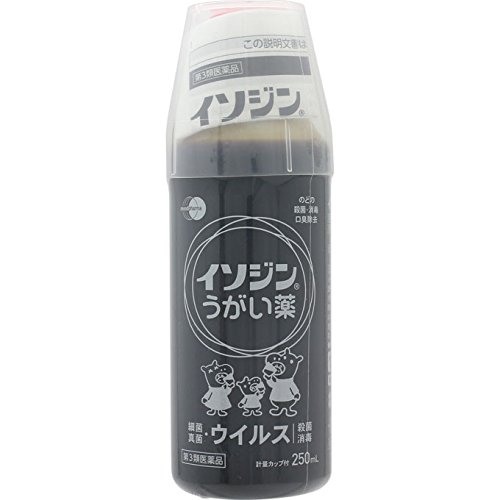 商品名 　イソジンうがい薬　250ml×10 内容量 　250ml　 成分名 　1ml中 ポビドンヨード　70mg(有効ヨウ素として7mg) 添加物としてエタノール、L-メントール、サッカリンナトリウム、香料を含有しています。 　　　　 効能・効果 口腔内およびのどの殺菌・消毒・洗浄、口臭の除去 　 用法・用量 1回、本剤2～4mlを水約60mlにうすめて、1日数回うがいしてください。 使用上の注意 1） ・してはいけないこと （守らないと現在の症状が悪化したり、副作用がおこりやすくなります） 次の人は使用しないでください 　本剤または本剤の成分によりアレルギー症状を起こしたことがある人 ・相談すること 次の人は使用前に医師、薬剤師又は登録販売者にご相談ください。 　薬などによりアレルギー症状を起こしたことがある人 　口内のひどいただれのある人 　甲状腺機能障害の診断を受けた人 使用後、次の症状があらわれた場合は副作用の可能性があるので、直ちに使用を中止し、個の容器を持って医師、薬剤師又は登録販売者にご相談ください。 　皮膚：発疹・発赤、かゆみ 　口：あれ、しみる、灼熱感、刺激感 　消化器：吐き気 　その他：不快感 まれに下記の重篤な症状が起こることがあります。その場合は直ちに医師の診療を受けてください。 　ショック(アナフィラキシー)：使用後すぐに、皮膚のかゆみ、じんましん、声のかすれ、くしゃみ、のどのかゆみ、息苦しさ、動悸、意識の混濁などがあらわれる 5～6日間使用しても症状がよくならない場合は使用を中止し、この容器を持って医師、薬剤師又は登録販売者にご相談ください。 ・用法、用量に関連する注意 定められた用法・用量を厳守してください。 小児に使用させる場合には、保護者の指導監督のもとに使用させてください。 本剤はうがい用のみに使用し、キズややけどへの使用や、内服はしないでください。 目に入らないようにご注意ください。万一、目に入った場合には、すぐに水又はぬるま湯で洗ってください。なお、症状が重い場合には、眼科医の診療を受けてください。 本剤は使用するときにうすめて、早めに使用してください。 ・成分、分量に関連する注意 本剤の使用により、銀を含有する歯科材料(義歯など)が変色することがあります。 ・保管及び取扱い上の注意 直射日光の当たらない涼しいところに密栓して保管してください。 小児の手の届かないところに保管してください。 他の容器に入れかえないでください。(誤用の原因になったり品質が変化します) 衣服などに付着すると着色しますのでご注意ください。なお、付着した場合にはすぐに水でよく洗い落としてください。 使用期限をすぎた製品は、使用しないでください。 販売者 塩野義製薬株式会社 〒541-0045 大阪市中央区道修町3丁目1番8号 医薬情報センター ： 06-6202-2161 受付時間 ： 9時30分から17時（土・日・祝日、休業日を除く） 区分 日本・第3類医薬品 広告文責 メガヘルスマート　電話：024-922-2148　薬剤師　菊地　浩也　 　