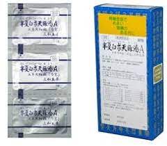 　商品名 サンワ　半夏白朮天麻湯　A　30包 内容量 30包 成分 本品1日量3包（1包2.0g）中 半夏白朮天麻湯A水製エキス …………………… 3.9 g ハンゲ ……… 2.1 g　シンキク ……… 1.4 g ビャクジュツ … 2.1 g　オウギ ……… 1.05 g チンピ ……… 2.1 g　ニンジン ……… 1.05 g ブクリョウ …… 2.1 g　タクシャ ……… 1.05 g バクガ ……… 1.4 g　オウバク ……… 0.7 g テンマ ……… 1.4 g　カンキョウ …… 0.7 g ショウキョウ … 0.35 g 添加物として乳糖，セルロース，部分アルファー化デンプン，ステアリン酸Ca，無水ケイ酸を含有する。 　 効能・効果 体力中程度以下で、胃腸が弱く下肢が冷えるものの次の諸症：めまい、頭痛、 頭重、立ちくらみ、 蓄膿症（副鼻腔炎） 用法・用量 大人（15才以上）1包　又は2.0g 15才未満7才以上　2/3包　7才未満4才以上　1/2包　 上記の量を1日3回食前又は食間に服用してください。 ご服用にあたっての注意 相談すること 1． 次の人は服用前に医師又は薬剤師に相談してください 　（1）医師の治療を受けている人 　（2）妊婦又は妊娠していると思われる人 　（3）高齢者 　（4）今までに薬により発疹・発赤、かゆみ等を起こしたことがある人 　（5）次の症状のある人　　※ むくみ 　（6）次の診断を受けた人　　※ 高血圧、心臓病、腎臓病 2． 次の場合は、直ちに服用を中止し、医師又は薬剤師に相談してください 　（1）服用後、次の症状があらわれた場合 関係部位 症　　　　状 皮ふ 発疹・発赤、かゆみ 　　まれに下記の重篤な症状が起こることがあります。その場合は直ちに医師の診療を受けてください。 症状の名称 症　　　　状 偽アルドステロン症 尿量が減少する、顔や手足がむくむ、まぶたが重くなる、手がこわばる、血圧が高くなる、頭痛等があらわれる。 　（2）1 ヵ月位服用しても症状がよくならない場合 3． 長期連用する場合には、医師又は薬剤師に相談してください ●服用に際しては添付文書をよくお読みになって、ご服用ください。●直射日光の当たらない涼しい所に保管してください。●小児の手の届かない所に保管してください。 製造販売元 三和生薬株式会社　住所：東京都千代田区外神田6-6-1 電話：03-3834-2171（代） （月〜金曜日　10：00〜17：00　但し祝日を除く） 住所：栃木県宇都宮市平出工業団地6-1 区分 日本製・第2類医薬品 広告文責 メガヘルスマート　 電話：024-922-2148　薬剤師　　　菊池　浩也　 　この商品は医薬品です。用法用量をご確認の上、 ご服用下さいませ。　 【使用期限：商品発送後、180日以上ございます】 医薬品販売に関する記載事項　