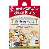 商品発送後、使用期限まで1年以上ございます。 商品名 賢者の食卓　6g×9包　　　　 原材料 難消化性デキストリン配合 【1包あたりの栄養成分】 ●熱量:7kcal ●たんぱく質:0g ●脂質:0g ●糖質:0.1?0.8g ●食物繊維:5g ●ナトリウム:0mg ●関与成分/難消化性デキストリン:5g(食物繊維として) 使用上の注意 ●多量に摂取することにより、疾病が治癒するものではありません。 ●薬を飲まれている方は医師、薬剤師又は登録販売者にご相談ください。 ●体質・体調・飲みすぎによりおなかがゆるくなることがあります。 　 内容量 9包　　 許可表示 本製品は食物繊維（難消化性デキストリン）の働きで、糖分や脂肪の吸収を抑えることにより、食後の血糖値や血中中性脂肪の上昇をおだやかにします。食後の血糖値が気になる方や脂肪の多い食事を摂りがちな方の食生活の改善に役立ちます。　　 原材料 難消化性デキストリン配合 【1包あたりの栄養成分】 ●熱量:7kcal ●たんぱく質:0g ●脂質:0g ●糖質:0.1?0.8g ●食物繊維:5g ●ナトリウム:0mg ●関与成分/難消化性デキストリン:5g(食物繊維として) 使用上の注意 ●多量に摂取することにより、疾病が治癒するものではありません。 ●薬を飲まれている方は医師、薬剤師又は登録販売者にご相談ください。 ●体質・体調・飲みすぎによりおなかがゆるくなることがあります。 　 　 　 一日の摂取目安 1日3回を目安に、お飲み物に溶かしてお召し上がりください。 仕様／機能 本製品は食物繊維（難消化性デキストリン）の働きで、糖分や脂肪の吸収を抑えることにより、食後の血糖値や血中中性脂肪の上昇をおだやかにします。食後の血糖値が気になる方や脂肪の多い食事を摂りがちな方の食生活の改善に役立ちます。 使用上の注意 　●多量に摂取することにより、疾病が治癒するものではありません。 ●薬を飲まれている方は医師、薬剤師又は登録販売者にご相談ください。 ●体質・体調・飲みすぎによりおなかがゆるくなることがあります。 保管上の注意 1）高温をさけ，直射日光の当たらない湿気の少ない涼しい所に密栓して保管してください。 （2）小児の手の届かない所に保管してください。 （3）他の容器に入れ替えないでください。（誤用の原因になったり品質が変わります。） （4）水分が錠剤につくと，錠剤表面が変色したり，亀裂を生じたりすることがありますので，水滴を落としたり，ぬれた手で触れないでください。誤って錠剤をぬらした場合は，ぬれた錠剤を廃棄してください。 （5）ビンの中の詰め物は，輸送中に錠剤が破損するのを防止するために入れてあるもので，キャップをあけた後は，必ず捨ててください。 （6）容器の落下等の衝撃により錠剤に亀裂が入り，品質に影響を与えることがありますので，外箱に入れて保管するなど，取扱いに注意してください。 （7）外箱及びラベルの「開封年月日」記入欄に，箱をあけた日付を記入してください。 （8）使用期限（外箱及びラベルに記載）をすぎた製品は服用しないでください。また，一度キャップをあけた後は，品質保持の点から開封日より6ヵ月以内を目安に服用してください。 製造販売元 大塚製薬株式会社 発売元 大塚製薬株式会社 原産国 日本 問合せ先 大塚製薬株式会社　お客様相談室 区分 日本製・特定保健用食品 広告文責 メガヘルスマート 電話：024-922-2148　薬剤師　菊地　浩也 メール：health@daigaku-dou.com 　 　