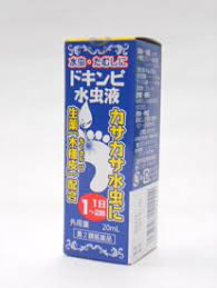 商品名 　ドキンピ水虫液　20ml　　 内容量 20ml 成分 1mL中 木槿皮エタノール抽出液‥0.37mL 安息香酸‥‥‥‥‥‥‥‥120mg サリチル酸‥‥‥‥‥‥‥ 60mg 添加物として、エタノールを含有します。 　 効能・効果 みずむし、いんきんたむし、ぜにたむし 用法・用量 清潔にした患部に適量を1日1〜2回塗布してください。 ※ご使用の際は、容器の口を患部に近づけ指で容器を軽く圧しますと液が滴下され、自然に患部に広がります。 ご使用にあたっての注意 ■相談すること 1．次の人は使用前に医師、薬剤師又は登録販売者に相談してください。 　（1）医師の治療を受けている人 　（2）乳幼児 　（3）薬などによりアレルギー症状を起こしたことがある人 　（4）患部が顔面又は広範囲の人 　（5）患部が化膿している人 　（6）「湿疹」か「みずむし、いんきんたむし、ぜにたむし」かがはっきりしない人（陰のうにかゆみ・ただれ等の症状がある場合は、湿疹等他の原因による場合が多い） 2．使用後、次の症状があらわれた場合は副作用の可能性がありますので、直ちに使用を中止し、この文書を持って医師、薬剤師又は登録販売者に相談してください。 [関係部位：症状] 皮膚：発疹・発赤、かゆみ、かぶれ、はれ、刺激感 3．2週間位使用しても症状がよくならない場合は使用を中止し、この文書を持って医師、薬剤師又は登録販売者に相談してください。 保管及び 取扱い上の注意 （1）患部やその周囲が汚れたまま使用しないでください。 （2）目に入らないように注意してください。万一、目に入った場合には、すぐに水又はぬるま湯で洗い、直ちに眼科医の診療を受けてください。 （3）小児に使用させる場合には、保護者の指導監督のもとに使用させてください。 （4）外用にのみ使用してください。 （5）いんきんたむしの場合には皮膚に対する刺激が強いので、極く少量ずつ塗布してください。 （6）皮膚の弱い人は入浴直後にお使いになると、しみて痛みを感ずることもありますので、このような方は入浴30〜60分後に塗布するか、量を減らすか、又は脱脂綿にふくませて軽くたたくようにしてつけるなど、お肌に合わせてお使いください。 （7）本剤はアルコールを含んでいますのでしみることがあります。 ●服用に際しては添付文書をよくお読みになって、ご服用ください。●直射日光の当たらない涼しい所に保管してください。●小児の手の届かない所に保管してください　●服用に際しては添付文書をよくお読みになって、ご服用ください。●直射日光の当たらない涼しい所に保管してください。●小児の手の届かない所に保管してください。 発売元 松浦漢方株式会社 　住所：名古屋市昭和区円上町24-21 電話：（052）883-5172 　 製造販売元 松浦薬業株式会社　 区分 日本製・第2類医薬品 広告文責 メガヘルスマート 電話：024-922-2148　薬剤師　菊地　浩也　　　 　 医薬品販売に関する記載事項　