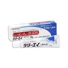 　この医薬品は指定第2類医薬品です。 小児、妊婦、高齢者他、禁忌事項に該当する場合は、 重篤な副作用が発生する恐れがあります。 詳しくは、薬剤師または登録販売者までご相談ください。 商品名 ラリーエイクリーム　　10g 成分・分量 ●1g中: ・デキサメタゾン　0.5mg ●添加物 ・クエン酸 ・ステアリルアルコール ・ステアリン酸ソルビタン ・セタノール ・パラベン ・ポリソルベート60 ・ステアリン酸グリセリン ・中鎖脂肪酸トリグリセリド ・1，3-ブチレングリコールベヘニルアルコール ・ラウロマクロゴール 内容量 10g　 　 効能・効果 湿疹、かぶれ、皮ふ炎、あせも、かゆみ、虫さされ、じんましん、しもやけ。 用法・用量 ●1日数回、適量を患部に塗布してください。 ご使用上の注意 　　 ●してはいけないこと (守らないと現在の症状が悪化したり、副作用が起こりやすくなる) 1.次の部位には使用しないでください。 水痘(水ぼうそう)、みずむし・たむし等又は化膿している患部。 2.顔面には、広範囲に使用しないでください。 3.長期連用しないでください。 製造販売元 全薬工業株式会社　住所：〒112-8650　東京都文京区大塚5-6-15 問い合わせ先：全薬工業お客様相談室 電話：03-3946-3610 受付時間：9：00〜17：00（土・日・祝祭日を除く）　 区分 日本製・第(2)類医薬品 広告文責 メガヘルスマート 電話：024-922-2148　薬剤師　菊地　浩也　 メール：health@daigaku-dou.com 　 　 この商品は医薬品です。用法用量をご確認の上、 ご服用下さいませ。　 【使用期限：商品発送後、180日以上ございます】 医薬品販売に関する記載事項　