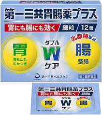 　商品名 第一三共胃腸薬プラス細粒　　　　 内容量 12包 成分 本剤は、白色～わずかに黄褐色を帯びた白色の細粒と淡褐色～褐色の細粒の分包品で、特異なにおいがあり、3包（1包1.3g）中に次の成分を含有しています。 成分 分量 はたらき タカヂアスターゼN1 150mg 広いpH域ではたらく消化酵素で、消化を助け、栄養の吸収をよくします。 リパーゼAP12 60mg 脂肪消化酵素で胃の消化機能を助けます。 有胞子性乳酸菌（ラクボン原末） 60mg 乳酸菌の胞子を製剤化したもので、安定性がよく、服用後は腸管内で繁殖して腐敗菌などの有害細菌の増殖をおさえて、整腸作用を発揮します。 ケイ酸アルミン酸マグネシウム 900mg 持続的・速効的な制酸作用により、胸やけ、げっぷなどの過酸症状を改善します。 合成ヒドロタルサイト 600mg 沈降炭酸カルシウム 600mg オウバク末 105mg 味や香りによって味覚を刺激し、胃液や消化液の分泌を調節し、消化を助けます。 ケイヒ末 225mg ショウキョウ末 75mg チョウジ末 30mg ウイキョウ末 60mg l-メントール 9mg アルジオキサ 60mg 胃粘膜のあれやただれの修復を助けます。 カンゾウ末 150mg ［添加物］ セルロース、乳糖、ポリソルベート80、ヒドロキシプロピルセルロース、サンショウ 　 　 効能・効果 ○もたれ、食べ過ぎ、飲み過ぎ、胸つかえ、食欲不振 ○胸やけ、胃痛、胃酸過多、胃重、胃部不快感、げっぷ ○消化不良、消化促進、胃弱、胃部・腹部膨満感 ○はきけ（むかつき、二日酔・悪酔のむかつき、悪心）、嘔吐 ○整腸（便通を整える）、軟便、便秘 用法・用量 次の量を水又はお湯で服用して下さい。 年齢 1回服用量 1日服用回数 15歳以上 1包 3回 食後に服用して下さい。 11歳以上15歳未満 2/3包 8歳以上11歳未満 1/2包 5歳以上8歳未満 1/3包 3歳以上5歳未満 1/4包 3歳未満 服用しないで下さい。 使用上の注意 【注意事項】 ★してはいけないこと (守らないと現在の症状が悪化したり、副作用が起こりやすくなります) 1．次の人は服用しないで下さい。 透析療法を受けている人 2．長期連用しないで下さい。 ★相談すること 1．次の人は服用前に医師、薬剤師又は登録販売者に相談して下さい。 (1)医師の治療を受けている人 (2)薬などによりアレルギー症状を起こしたことがある人 (3)次の診断を受けた人 腎臓病、甲状腺機能障害 2．服用後、次の症状があらわれた場合は副作用の可能性がありますので、直ちに服用を中止し、この文書を持って医師、薬剤師又は登録販売者に相談して下さい。 (関係部位：症状) 皮膚：発疹・発赤、かゆみ 3．服用後、次の症状があらわれることがありますので、このような症状の持続又は増強が見られた場合には、服用を中止し、この文書を持って医師、薬剤師又は登録販売者に相談して下さい。 便秘、下痢 4．2週間位服用しても症状がよくならない場合は服用を中止し、この文書を持って医師、薬剤師又は登録販売者に相談して下さい。 ★保管及び取扱い上の注意 (1)直射日光の当たらない湿気の少ない涼しい所に保管して下さい。 (2)小児の手の届かない所に保管して下さい。 (3)他の容器に入れ替えないで下さい。(誤用の原因になったり品質が変わります) (4)1包を分割した残りを服用する場合は、袋の口を折り返して保管し、2日以内に服用して下さい。 (5)表示の使用期限を過ぎた製品は使用しないで下さい。 製造販売元 　第一三共ヘルスケア株式会社 お客様相談室 東京都中央区日本橋3-14-10 電話 0120-337-336 受付時間 9：00-17：00 (土、日、祝日を除く) 区分 日本製・　第2類医薬品 広告文責 メガヘルスマート 電話：024-922-2148　薬剤師　菊地　浩也　 　 　この商品は医薬品です。用法用量をご確認の上、 ご服用下さいませ。　 【使用期限：商品発送後、180日以上ございます】 医薬品販売に関する記載事項　