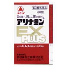 　商品名 アリナミン　EX　PLUS　60錠 内容量 60錠 原材料名 アリナミンEXプラスの成分◆3錠（1日最大服用量）中 : フルスルチアミン（ビタミンB1誘導体）として100mg （塩酸フルスルチアミン 　109．16mg） ビタミンB6 （塩酸ピリドキシン） 100mg ビタミンB12 （シアノコバラミン） 1，500μg ビタミンEコハク酸エステルカルシウム　100mg （コハク酸dl-α-トコフェロールとして 103．58mg） パントテン酸カルシウム　30mg ガンマーオリザノール 10mg 添加物： 乳酸Ca、無水ケイ酸、ヒドロキシプロピルセルロース、 ステアリン酸Mg、セルロース、ヒドロキシプロピルメチルセルロース、 エリスリトール、ビタミンB2、酸化チタン、アラビアゴム、炭酸Ca、タルク、白糖 効能・効果 次の諸症状の緩和： 眼精疲労、筋肉痛・関節痛（肩こり、腰痛、五十肩など）、神経痛、手足のしびれ 次の場合のビタミンB1 B6 B12 の補給 肉体疲労時、病中病後の体力低下時、妊娠・授乳期 　 用法・用量 成人（15歳以上） 一日一回　2〜3錠 15歳未満 服用しないこと ご使用上・保管上の注意 （1）直射日光の当たらない湿気の少ない涼しい所に密栓して保管して下さい。 （2）小児の手の届かない所に保管して下さい。 （3）他の容器に入れ替えないで下さい。（誤用の原因になったり品質が変化するおそれがあります。） （4）使用期限の過ぎた製品は服用しないで下さい。 （5）ビンの中の詰め物は，輸送中の錠剤の破損を防ぐためのものですから開栓後は捨てて下さい。 （保管及び取扱い上の注意） （1）直射日光の当たらない湿気の少ない涼しい所に密栓して保管すること． （2）小児の手の届かない所に保管すること． （3）他の容器に入れ替えないこと．（誤用の原因になったり品質が変わる。） 販売者 タケダ薬品工業株式会社 住所：〒103-8668　東京都中央区日本橋二丁目12番10号 問い合わせ先：ヘルスケアカンパニー「お客様相談室」 電話：0120-567087 受付時間：9：00〜17：00（土，日，祝日を除く） 区分 日本・第3類医薬品 広告文責 メガヘルスマート　電話：024-922-2148　薬剤師　菊地　浩也　 　 この商品は医薬品です。用法用量をご確認の上、 ご服用下さいませ。　 【使用期限：商品発送後、一年以上ございます】 医薬品販売に関する記載事項