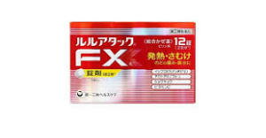 　商品名 　ルルアタック　FX a　12錠　 成分 6錠中: イソプロピルアンチピリン（ピリン系）・・・300mg （熱を下げ、頭痛、関節やのどの痛みをやわらげます。） アセトアミノフェン・・・450mg （熱を下げ、頭痛、関節やのどの痛みをやわらげます。） ショウキョウ末・・・200mg （発汗を促して解熱作用を高めます。） クレマスチンフマル酸塩・・・1.34mg （かぜのアレルギー症状（鼻水、くしゃみ等）を持続的におさえます。） グリチルリチン酸・・・39mg （のどや鼻の粘膜の炎症をしずめます。） チペピジンヒベンズ酸塩・・・75mg （せきをしずめると共にたんを出しやすくします。） ノスカピン・・・48mg （せき中枢に作用し、せきをしずめます。） dl-メチルエフェドリン塩酸塩・・・60mg （気管支をひろげ、せきをしずめます。） &nbsp;無水カフェイン・・・75mg （頭痛をやわらげます。） アスコルビン酸（ビタミンC）・・・300mg （かぜに伴う発熱等により消耗したビタミンCを補給します。） &nbsp;添加物：セルロース、ヒドロキシプロピルセルロース、クロスカルメロースNa、トウモロコシデンプン、無水ケイ酸、ステアリン酸Mg、フマル酸、ステアリン酸、ポリビニルアセタールジエチルアミノアセテート、ヒプロメロース、タルク、酸化チタン、マクロゴール、カルナウバロウ 　　　　 　 効能 かぜの諸症状（発熱、悪寒、頭痛、のどの痛み、鼻水、鼻づまり、せき、たん、関節の痛み、筋肉の痛み、くしゃみ）の緩和 &nbsp; 用法・用量 次の量を水又はお湯で服用して下さい。 &nbsp;成人（15歳以上）・・・1回量2錠、1日服用回数3回 食後なるべく30分以内に服用して下さい。 7歳以上15歳未満・・・1回量1錠、1日服用回数3回 食後なるべく30分以内に服用して下さい。 7歳未満・・・服用しないで下さい。&nbsp; 　　 ご使用上の注意 ■してはいけないこと （守らないと現在の症状が悪化したり、副作用・事故が起こりやすくなります）&nbsp; &nbsp;1．次の人は服用しないで下さい。 &nbsp;（1）本剤又は本剤の成分によりアレルギー症状を起こしたことがある人 &nbsp;（2）本剤又は他のかぜ薬、解熱鎮痛薬を服用してぜんそくを起こしたことがある人 &nbsp;2．本剤を服用している間は、次のいずれの医薬品も使用しないで下さい。 &nbsp;他のかぜ薬、解熱鎮痛薬、鎮静薬、鎮咳去痰薬、抗ヒスタミン剤を含有する内服薬等 &nbsp;（鼻炎用内服薬、乗物酔い薬、アレルギー用薬等） &nbsp;3．服用後、乗物又は機械類の運転操作をしないで下さい。 &nbsp;（眠気等があらわれることがあります） &nbsp;4．服用前後は飲酒しないで下さい。 &nbsp;5．長期連用しないで下さい。 製造販売元 第一三共ヘルスケア株式会社 　東京都中央区日本橋3-14-10 お客様相談室 電話 03(5205)8331 受付時間 9：00-17：00(土、日、祝日を除く） 　　　 区分 日本製・　第2類医薬品 広告文責 メガヘルスマート 　電話：024-922-2148　薬剤師　菊地　浩也 メール：health@daigaku-dou.com 　 この商品は医薬品です。用法用量をご確認の上、 ご服用下さいませ。　 【使用期限：商品発送後、180日以上ございます】 　　 医薬品販売に関する記載事項　　　