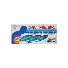 商品名 　ファスコン下痢止め　12錠　 　 内容量 12 錠 成分・分量 （4錠中）： ロペラミド塩酸塩 1mg ベルベリン塩化物水和物 80mg アクリノール水和物 80mg 添加物 乳糖水和物，結晶セルロース，クロスポビドン，トウモロコシデンプン，ヒプロメロース(ヒドロキシプロピルメチルセルロース)，ヒドロキシプロピルセルロース，軽質無水ケイ酸，酸化チタン，ステアリン酸マグネシウム，マクロゴール6000，カルナウバロウ 　 効能・効果 下痢，食べ過ぎ・飲み過ぎによる下痢，寝冷えによる下痢，腹痛を伴う下痢，食あたり，水あたり，軟便 用法・用量 　次の量を服用してください。ただし，下痢が止まれば服用しないでください。 また，服用間隔は4時間以上おいてください。 ［年齢：1回量：1日服用回数］ 成人（15歳以上）：2錠：2回 15歳未満：服用しないでください。 ご服用にあたっての注意 　■してはいけないこと （守らないと現在の症状が悪化したり，副作用・事故が起こりやすくなります） 1．次の人は服用しないでください 　本剤又は本剤の成分によりアレルギー症状を起こしたことがある人。 2．本剤を服用している間は，次の医薬品を服用しないでください 　胃腸鎮痛鎮痙薬 3．服用後，乗物又は機械類の運転操作をしないでください 　（眠気等があらわれることがあります。） 4．服用前後は飲酒しないでください ■相談すること 1．次の人は服用前に医師，薬剤師又は登録販売者に相談してください 　（1）医師の治療を受けている人。 　（2）発熱を伴う下痢のある人，血便のある人又は粘液便の続く人。 　（3）急性の激しい下痢又は腹痛・腹部膨満・はきけ等の症状を伴う下痢のある人。 　　（本剤で無理に下痢を止めるとかえって病気を悪化させることがあります。） 　（4）便秘を避けなければならない肛門疾患等のある人。 　　（本剤の服用により便秘が発現することがあります。） 　（5）妊婦又は妊娠していると思われる人。 　（6）授乳中の人。 　（7）高齢者。 　（8）薬などによりアレルギー症状を起こしたことがある人。 2．服用後，次の症状があらわれた場合は副作用の可能性があるので，直ちに服用を中止し，この文書を持って医師，薬剤師又は登録販売者に相談してください 　（1）服用後，次の症状があらわれた場合。 ［関係部位：症状］ 皮膚：発疹・発赤，かゆみ 消化器：便秘，腹部膨満感，腹部不快感，腹痛，吐き気・嘔吐，食欲不振 精神神経系：めまい まれに次の重篤な症状が起こることがあります。その場合は直ちに医師の診療を受けてください。 ［症状の名称：症状］ ショック（アナフィラキシー）： 服用後すぐに，皮膚のかゆみ，じんましん，声のかすれ，くしゃみ，のどのかゆみ，息苦しさ，動悸，意識の混濁等があらわれる。 イレウス様症状（腸閉塞様症状）： 激しい腹痛，ガス排出（おなら）の停止，嘔吐，腹部膨満感を伴う著しい便秘があらわれる。 皮膚粘膜眼症候群（スティーブンス・ジョンソン症候群）： 高熱，目の充血，目やに，唇のただれ，のどの痛み，皮膚の広範囲の発疹・発赤等が持続したり，急激に悪化する。 中毒性表皮壊死症（ライエル症候群）： 高熱，目の充血，目やに，唇のただれ，のどの痛み，皮膚の広範囲の発疹・発赤等が持続したり，急激に悪化する。 3．2〜3日間服用しても症状がよくならない場合は服用を中止し，この文書を持って医師，薬剤師又は登録販売者に相談してください ■保管及び取扱い上の注意 （1）高温をさけ，直射日光の当たらない湿気の少ない涼しい所に保管してください。 （2）小児の手の届かない所に保管してください。 （3）他の容器に入れかえないでください。（誤用の原因になったり品質が変わることがあります） （4）PTPのアルミ箔が破れたり，中身の錠剤が破損しないように，保管及び携帯に注意してください。 （5）使用期限（外箱に記載）を過ぎた製品は服用しないでください。 　　 製造販売元 　京都薬品ヘルスケア株式会社 京都市中京区西ノ京月輪町38番地　 区分 日本製・指定医薬部外品　 広告文責 メガヘルスマート 電話：024-922-2148　薬剤師　菊地　浩也　 　 この商品は医薬品です。用法用量をご確認の上、 ご服用下さいませ。　 【使用期限：商品発送後、180日以上ございます】 医薬品販売に関する記載事項　　