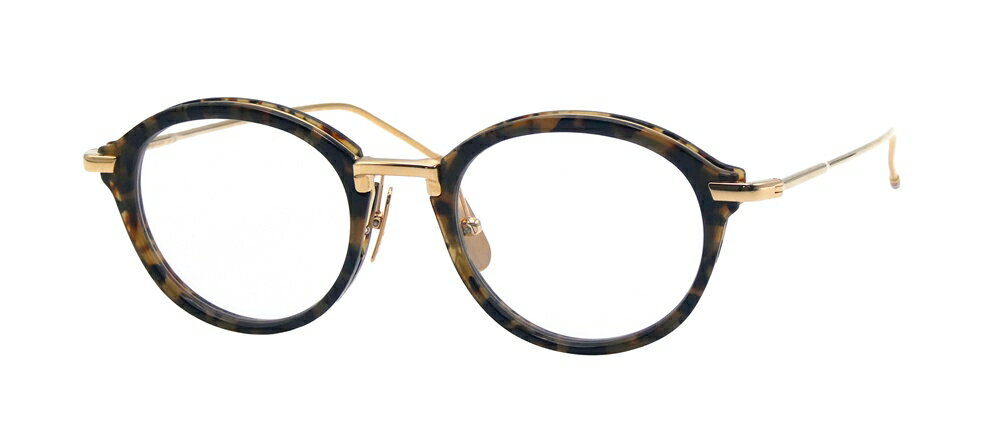 【★商品名★】 THOM BROWNE（トムブラウン） UEO011A-206-49 （旧品番・TB-011-49） サイズ 片レンズ横幅　49mm 片レンズ縦幅　43mm ブリッジ幅　21mm テンプル長さ　150mm MADE IN JAPAN 2022年6月30日にTHOM BROWNEとDITA社とのライセンス契約が終了後、 その沈黙を破り、ついにTHOM BROWNE（トムブラウン）の アイウェアが復活いたしました！ 製造工場などは今までと同じ「MADE IN JAPAN」で クオリティの高さもそのままで復活です。 【THOM BROWNE（トムブラウン）】 トム ブラウンはアメリカ、ニューヨークのファッションブランド。 トム ブラウンのファッションの特徴は アメリカン・トラディショナルスタイル(通称アメトラ)をモダンに、 そして時にアヴァンギャルドに昇華させていることにある。 50年代後半～60年代前半のスタイルと繋がりがある。 アメリカの黄金時代と言える時期のファッションスタイルに インスピレーションを受けている。 UEO011A-206-49（旧品番・TB-011-49）は ボストンフロントのセルフレームで、 メタルテンプルにトムブラウンのアイコンの トリコロールカラーがデザインされていて ファッショナブルに仕上げられています。 福山雅治さんなど、有名人も愛用するモデルとして大変人気の商品です。 人気モデルの為、お早めにお問い合わせください。 【★商品について★】 ※在庫が無くなり次第、販売を終了する場合がございます。 またお使いの環境（モニター、ブラウザ等）の違いにより、 色の見え方が実際の商品と若干異なる場合がございます。 予めご了承ください。 メガネ 眼鏡 THOMBROWNE トムブラウン　UEO011A　TB-011　メンズ レディース ファッション サングラス セレブ