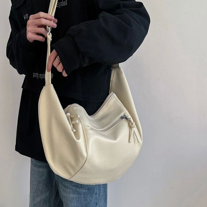 ショルダーバッグ レディース メンズ ボディバッグ 20代 30代 40代 男女兼用 合皮 フェイクレザー バッグ 斜め掛け 肩掛け 鞄 ハーフムーンバッグ 旅行バッグ 大きめ 無地 大容量 カジュアル シンプル 通勤 通学 大人 アウトドア ブラック 送料無料