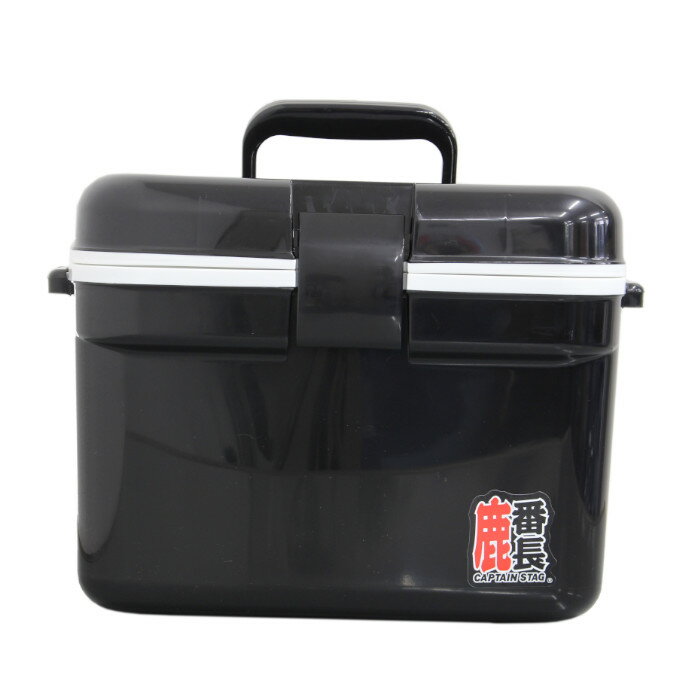 キャプテンスタッグ 鹿番長 クーラーボックス ブラック 中 (13L) (CAPTAINSTAG COOLER BLACK 13L) 鹿番長からのオリジナル クーラーボックス 『鹿番長』とのコラボしてオリジナル商品を販売いたします。 ブランド 　CAPTAIN STAG / キャプテンスタッグ 商品名 　鹿番長 クーラーボックス ブラック 中 品番 　 UE-83 カラー 　 ブラック / BLACK サイズ 　外寸：約W38cmxD25cmxH27cm　内寸：約W29〜31.5cmxD17.5〜19.5cmxH22cm 材質 　本体・ベルト：ポリプロピレン　蓋パッキン：発泡ポリエチレン 断熱材 　発泡スチロール 生産国 　日本 容量 　13リットル 広告文責 　メグリエ 楽天市場店　04-7136-1215 備考 　肩掛け用のベルト付　500mlのペットボトルが11本入ります。 ※写真の色はブラウザや設定により実物とは若干異なる場合がありますのでご了承ください。 ・飲料水や食料品の保管容器としてご使用ください。 ・ドライアイスは使用しないでください。 ・火の周辺には置かないでください。変形する恐れがあります。 ・クーラーの上に重い物をのせたり、腰かけないでください。 ・フタ開閉時には指をはさまないようご注意ください。 ・フタを開けた状態で、フタに強い力を与えないでください。 ・外気温と湿度が高い時は、クーラーに結露が生じる場合があります。 ・落としたり、強い衝撃を与えると破損する恐れがありますので取り扱いにご注意ください。 ・長時間直射日光の当たる場所ヤ車のトランクルームに置いたり、フタの開閉を頻繁に行った 　場合は保冷効果が落ちます。 ・水や海水などの運搬には絶対に使用しないでください。水を入れた状態で移動すると水が漏 　れます。移動の際には、必ず水を抜いてください。キャプテンスタッグ 鹿番長 クーラーボックス ブラック (CAPTAINSTAG COOLER BLACK) 鹿番長からのオリジナル クーラーボックス 『鹿番長』とのコラボしてオリジナル商品を販売いたします。 ◎鹿番長のオリジナル商品のご紹介 クーラーボックス ブラック クリックすると各商品ページに移動します。 ・サイズ 小 （7リットル）↓ 500mlペットボトルが6本入ります。 ・サイズ 中 （13リットル）↓ 500mlペットボトルが11本入ります。 ・サイズ 大 （25リットル）↓ 2.0Lペットボトルが7本入ります。