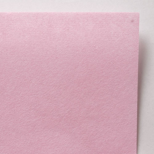 ※製造ロットの違いにより色目に違いが生じることがございます。 ※取り寄せ商品のため、代引き決済では納期が4日ほどかかります。 それ以外のお支払いではメーカーからの直接発送となります。 サイズ：97cm×64cm 重量：45g/m2 原料：楮 40%、木材パルプ 60%民芸紙は単色で染められた和紙で、その用途は多く、和紙人形からちぎり絵まで、基本となる素材となります。また、それ以外に、箱貼りやラッピングなどにも適しております。色数も豊富で、簀の目入り。四方耳付き。