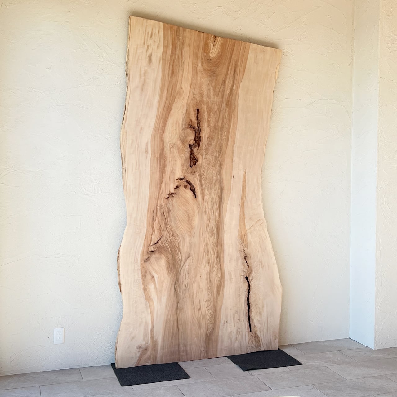 銘木屋 オーダーメイド トチ 栃 虎木目 一枚板 表面裏面サンドペーパー仕上げ Lサイズ 幅:約2540mm×奥行:約1365mm(最大) 天板厚:約55mm ...