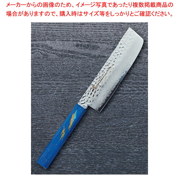 商品の仕様●樫 漆(33層ダマスカス) 水に強く耐久性の極めて高い樫の木に熟練の職人が漆塗を施したハンドルを取り付けたダマスカス和式シリーズです。●材質:VG-10 サビに強い●柄:樫※商品画像はイメージです。複数掲載写真も、商品は単品販売です。予めご了承下さい。※商品の外観写真は、製造時期により、実物とは細部が異なる場合がございます。予めご了承下さい。※色違い、寸法違いなども商品画像には含まれている事がございますが、全て別売です。ご購入の際は、必ず商品名及び商品の仕様内容をご確認下さい。※原則弊社では、お客様都合（※色違い、寸法違い、イメージ違い等）での返品交換はお断りしております。ご注文の際は、予めご了承下さい。【古より伝わる堺の名刀 堺孝行刃物】 古来から権威の象徴とされてきた日本刀。厳選された鋼を幾重にも折り重ね鍛え上げた刃心は最高の切れ味と輝きを放ち魂が宿ると伝えられています。日本の和包丁とはまさに日本刀の流れを引き継いだ世界に誇れる芸術品でもあります。細部に渡る仕上げのクオリティーは上質な包Tを作り出す職人のプライドでもあり先代より脈々と受け継がれてきた伝承の技でもあります。世界に類をみない独自の形状を持つ和包丁は魚や野菜など異なった食材を切る為に生み出された刃物であり繊細な日本料理には欠かす事の出来ない包丁です。600年の歴史を持つ堺刃物の伝統を守り続ける堺孝行ブランドをぜひ一度お手にとり世界に誇れる匠の技に触れて頂く事をスタッフー同願っております。Japanese swords have been a status symbol from ancient times. The core blade is forged by folding selected steel many times and features supreme sharpness and brilliance; it is has been said that the human soul dwells in the sword.Japanese knives are actually works of art descended from Japanese swords, and we proudly present them to the world. The quality of meticulous workmanship represents the pride of masters who create quality knives, and the quality is ensured by traditional skills that have been continuously inherited from their predecessors. Japanese knives have their own unprecedented shapes and are without parallel in the world as knives created for cutting different foods, including fishes and vegetables, and are vital for delicate apanese dishes. All of our staff members wish that you would pick up the Sakai Takayuki brand products which maintain the traditional skills of Sakais Japanese knives and demonstrate the skills of world class masters.