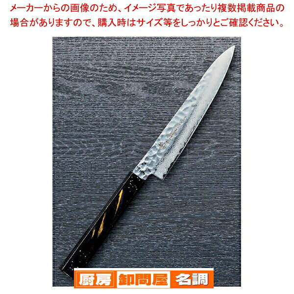 商品の仕様●樫 漆(33層ダマスカス) 水に強く耐久性の極めて高い樫の木に熟練の職人が漆塗を施したハンドルを取り付けたダマスカス和式シリーズです。●材質:VG-10 サビに強い●柄:樫※商品画像はイメージです。複数掲載写真も、商品は単品販売です。予めご了承下さい。※商品の外観写真は、製造時期により、実物とは細部が異なる場合がございます。予めご了承下さい。※色違い、寸法違いなども商品画像には含まれている事がございますが、全て別売です。ご購入の際は、必ず商品名及び商品の仕様内容をご確認下さい。※原則弊社では、お客様都合（※色違い、寸法違い、イメージ違い等）での返品交換はお断りしております。ご注文の際は、予めご了承下さい。【古より伝わる堺の名刀 堺孝行刃物】 古来から権威の象徴とされてきた日本刀。厳選された鋼を幾重にも折り重ね鍛え上げた刃心は最高の切れ味と輝きを放ち魂が宿ると伝えられています。日本の和包丁とはまさに日本刀の流れを引き継いだ世界に誇れる芸術品でもあります。細部に渡る仕上げのクオリティーは上質な包Tを作り出す職人のプライドでもあり先代より脈々と受け継がれてきた伝承の技でもあります。世界に類をみない独自の形状を持つ和包丁は魚や野菜など異なった食材を切る為に生み出された刃物であり繊細な日本料理には欠かす事の出来ない包丁です。600年の歴史を持つ堺刃物の伝統を守り続ける堺孝行ブランドをぜひ一度お手にとり世界に誇れる匠の技に触れて頂く事をスタッフー同願っております。Japanese swords have been a status symbol from ancient times. The core blade is forged by folding selected steel many times and features supreme sharpness and brilliance; it is has been said that the human soul dwells in the sword.Japanese knives are actually works of art descended from Japanese swords, and we proudly present them to the world. The quality of meticulous workmanship represents the pride of masters who create quality knives, and the quality is ensured by traditional skills that have been continuously inherited from their predecessors. Japanese knives have their own unprecedented shapes and are without parallel in the world as knives created for cutting different foods, including fishes and vegetables, and are vital for delicate apanese dishes. All of our staff members wish that you would pick up the Sakai Takayuki brand products which maintain the traditional skills of Sakais Japanese knives and demonstrate the skills of world class masters.