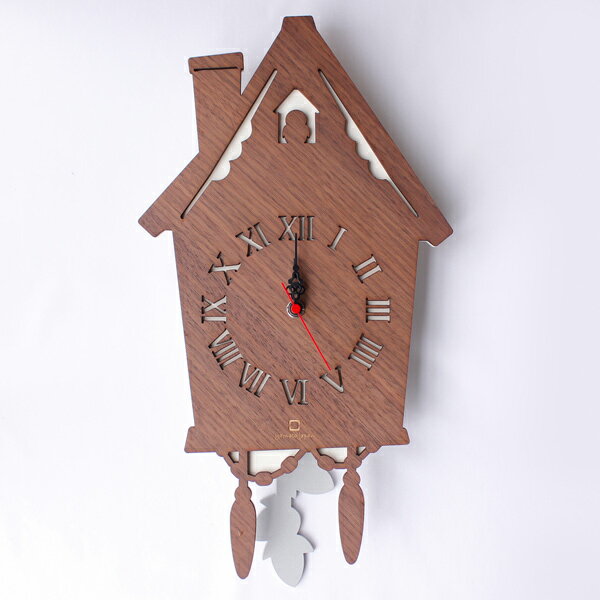 ハト時計のシルエットを現代風にアレンジした壁掛け時計です。振り子は動かないように固定することができます。(振り子を固定しても時計は動きます)くり抜いた部分がホワイトのタイプ。商品の仕様 【商品詳細】 サイズ/約 幅21×奥行き4.5(木材厚み0.9)×高さ39(cm) 材質/ウォールナット合板、MDF、塗装/ウレタン塗装 重量/約500g 生産国/日本 備考/ムーブメント：ステップ式(カチカチと音のするタイプ)、※手作りの風合い大切にしており、商品の色合いが異なる場合があります。、※組立式です。●ハト時計のシルエットを現代風にアレンジした壁掛け時計です。●シンプルですっきりとしていながら、懐かしさ漂う温かみのあるデザインです。●振り子は動かないように固定することができます。(振り子を固定しても時計は動きます)●振り子にフックを取り付け、裏側に引っ掛けるだけの、簡単組立です。●丁寧につくられた上質でハイセンスなデザインで、贈り物としても最適です。※商品画像はイメージです。複数掲載写真も、商品は単品販売です。予めご了承下さい。※商品の外観写真は、製造時期により、実物とは細部が異なる場合がございます。予めご了承下さい。※色違い、寸法違いなども商品画像には含まれている事がございますが、全て別売です。ご購入の際は、必ず商品名及び商品の仕様内容をご確認下さい。※原則弊社では、お客様都合（※色違い、寸法違い、イメージ違い等）での返品交換はお断りしております。ご注文の際は、予めご了承下さい。【2018PO】