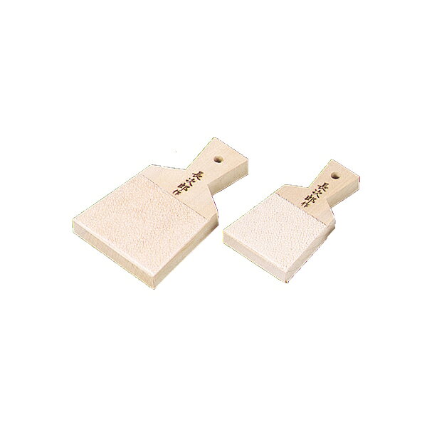 商品の仕様●関連ワード【 サメ皮オロシ わさび専用便利ハケ わさびオロシ 薬味オロシ器 べんりはけ（竹ブラシ） ハケ（竹ブラシ） すり鉢用スクレイパー オロシ金用ブラシ オロシ金 鬼オロシ器 当り金（オロシ金） 大根オロシ器（手動） 】●(A)×(B)×(C)：113×159×273※商品画像はイメージです。複数掲載写真も、商品は単品販売です。予めご了承下さい。※商品の外観写真は、製造時期により、実物とは細部が異なる場合がございます。予めご了承下さい。※色違い、寸法違いなども商品画像には含まれている事がございますが、全て別売です。ご購入の際は、必ず商品名及び商品の仕様内容をご確認下さい。※原則弊社では、お客様都合（※色違い、寸法違い、イメージ違い等）での返品交換はお断りしております。ご注文の際は、予めご了承下さい。【kisi-13-0218】4 銅 オロシ金（両面） [ BORS-05 ]5 アルミ 板卸金（両目立） [ BORS-26 ]6 アルミ 理想おろし金 [ BORS-25 ]8 竹木製 鬼おろし(平) 大 [ BORS-19 ]9 サメ皮オロシ [ BORS-11 ]a 竹製 鬼おろし 白 [ BORS-20 ]b 竹製 大根おろし カット [ BORS-21 ]c べんりはけ 竹製 [ BORS-14 ]h おろしがね・すり鉢用スクレイパーIK2101 [ BSPT-38 ]● 卸金にからまった繊維、すり鉢の溝に残った食材の目詰まりをキレイに取ります。● 熊手部がステンレスの為、折れにくく、安全です。d わさび専用 便利ハケ ミニ [ HHKE-19 ]● 細かくすりおろした生わさびをすくい取るのに便利です。● パキンハケは適度な弾力があり、耐久性にも優れています。e セラミック おろし器 小 [ BORS-08 ]● シリコンのすべり止め付で、片手で簡単におろせます。皿とおろし器が一体式なので風味が損なわれず、後片付けも簡単です。わさび、生姜、その他食材本来の味が引き出せ、栄養分がなくなりません。きめの粗い大根おろしガリガリ削る鬼おろし器なめらかに仕上げます。f CD-18 セラミックおろし器（ブラシ付） [ BORS-58 ]g CY-10 セラミック薬味おろし器 [ BORS-59 ]1 18-0 業務用卸金 [ BORS-01 ]3 銅 業務用卸金（両面） [ BORS-34 ]● 鋭い目立てで繊維を壊さずにおろせるため、素材の風味を際立たせます。● プレス一体成型により補強され丈夫にできています。2 18-0 卸金 [ BORS-31 ]● 洗いやすいシンプルなデザイン。7 18-0 鬼おろし（片面） [ BORS-33 ]● 特大・大は大きな刃の4枚刃、中・小は業界初の3枚刃によりスムーズにザクザクおろせます。0 18-0 わさびおろし サメ吉（片面） [ BORS-32 ]● 無数の小さな刃をサメ肌風にギザギザに配列する事によって、淡いクリーム状に卸せ、わさび本来の味を引き出します。