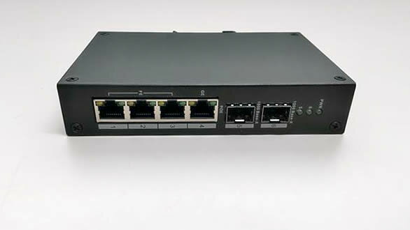 Dual Optical Port 4-Port PoE SWITCH / NCPoEXCb`4|[g **