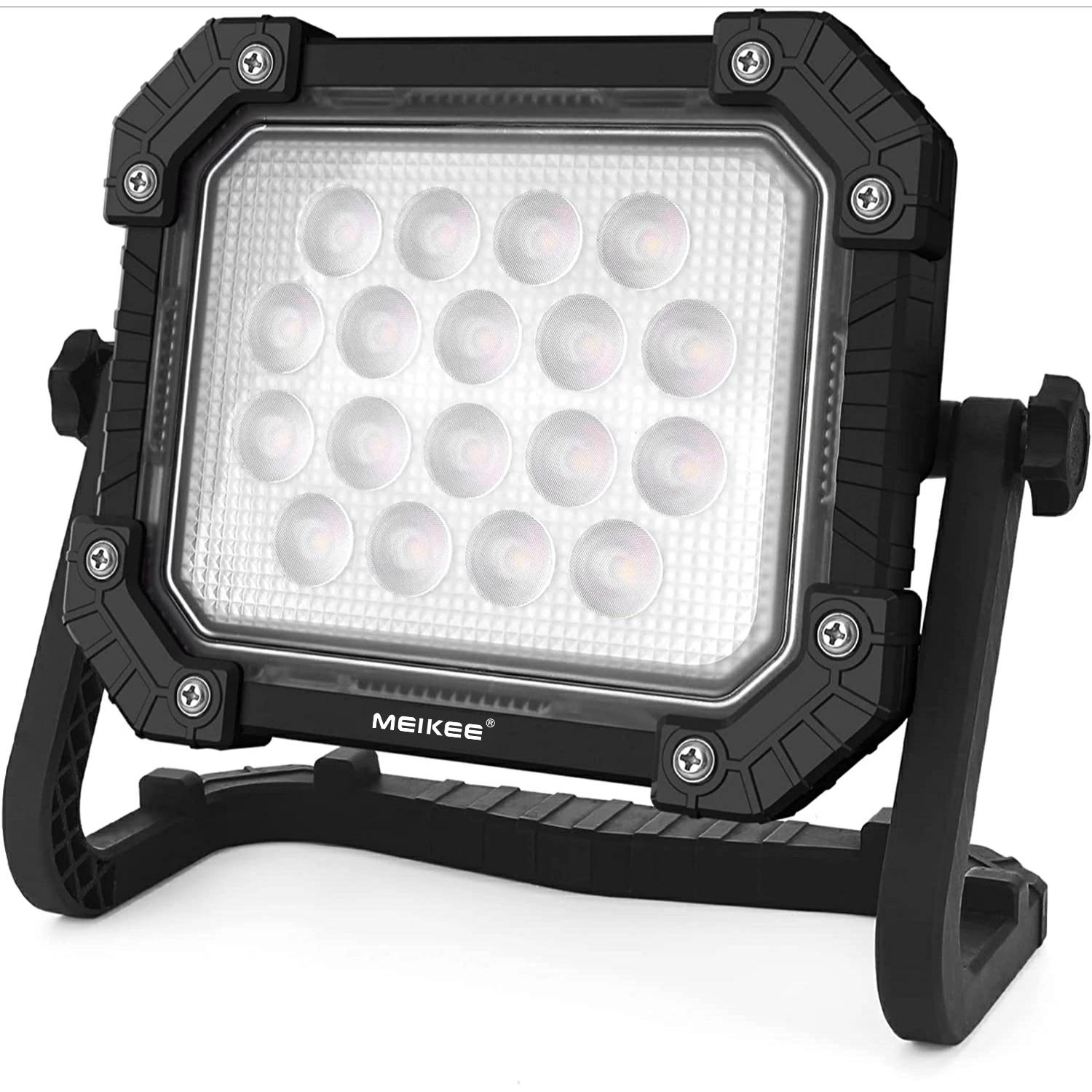 MEIKEE 投光器 作業灯 集魚灯 7.4v 7000mAh(14000mAh) 作業用ライト 高輝度 6000LM 7000mAh大容量 モバイルバッテリー機能 IP66防水防塵 3色切替 強力マグネット ブラケット付き AC電源 作業/アウトドア/夜釣り