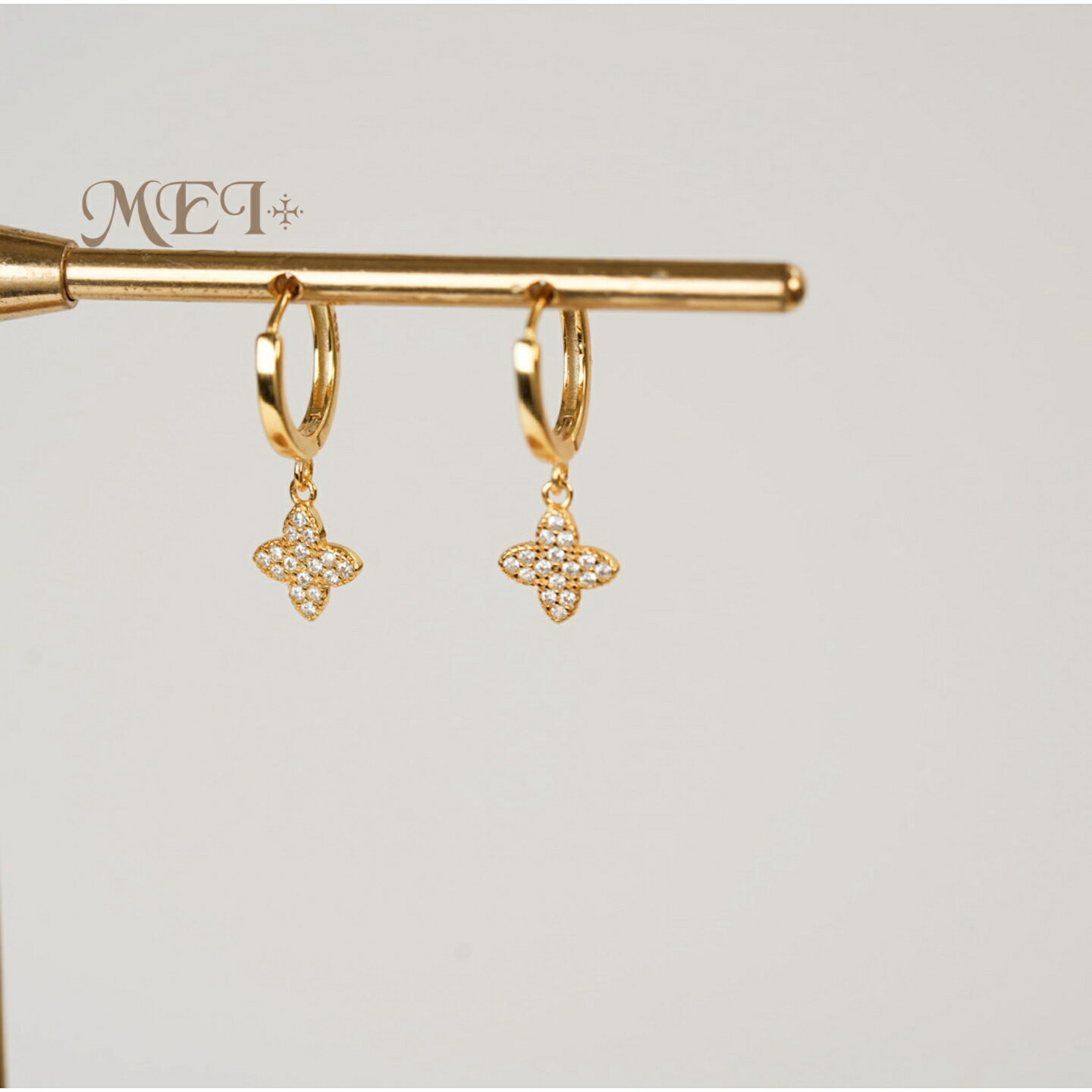 【期間限定最大20%0FFクーポン配布中】 [ネコポス送料無料] スターリング シルバー925 ピアス 小さな花 ヴィンテージデザイン アクセサリー ゴールドカラー フラワーモチーフ 高見え キュート キラキラ 記念日 プレゼント ギフトのサムネイル