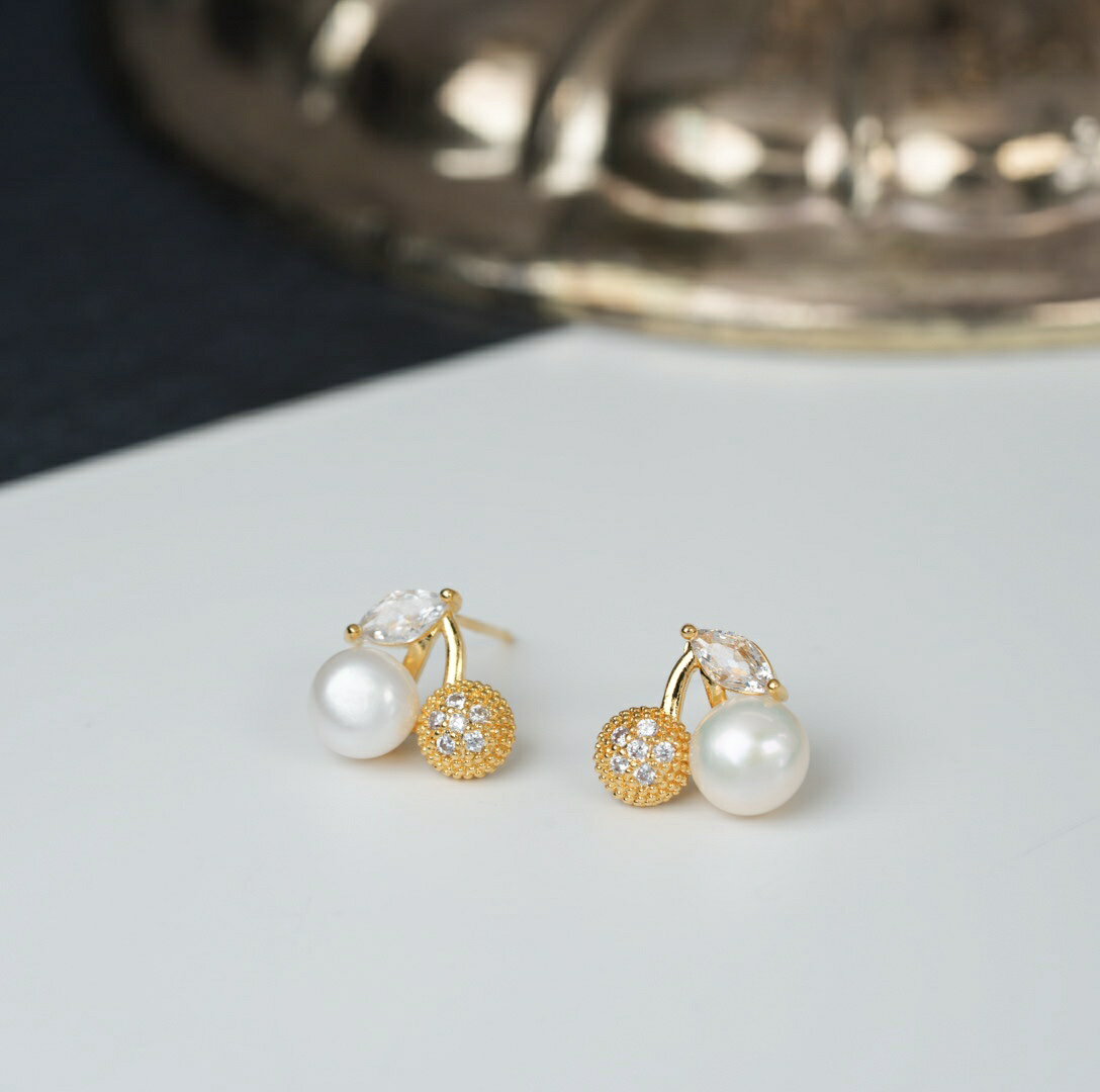 【開始2時間限定 全品50%OFFクーポン】チェリー パール ピアス レディースアクセサリー 韓国 韓国ファッション　 ジルコニア シンプル 可愛い 女性 かわいい ホワイトデー 誕生日 ギフトのサムネイル